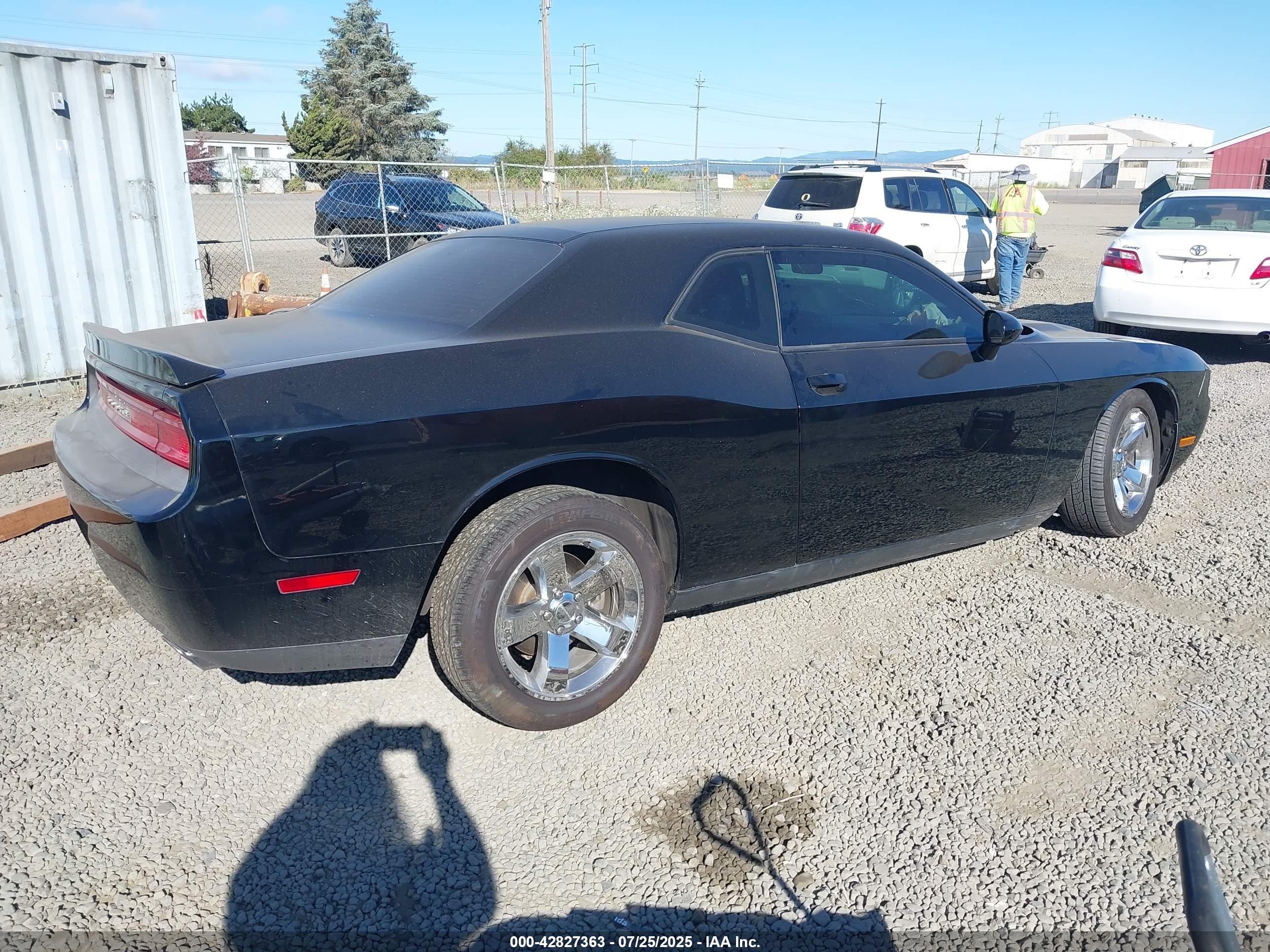 DODGE CHALLENGER image 4