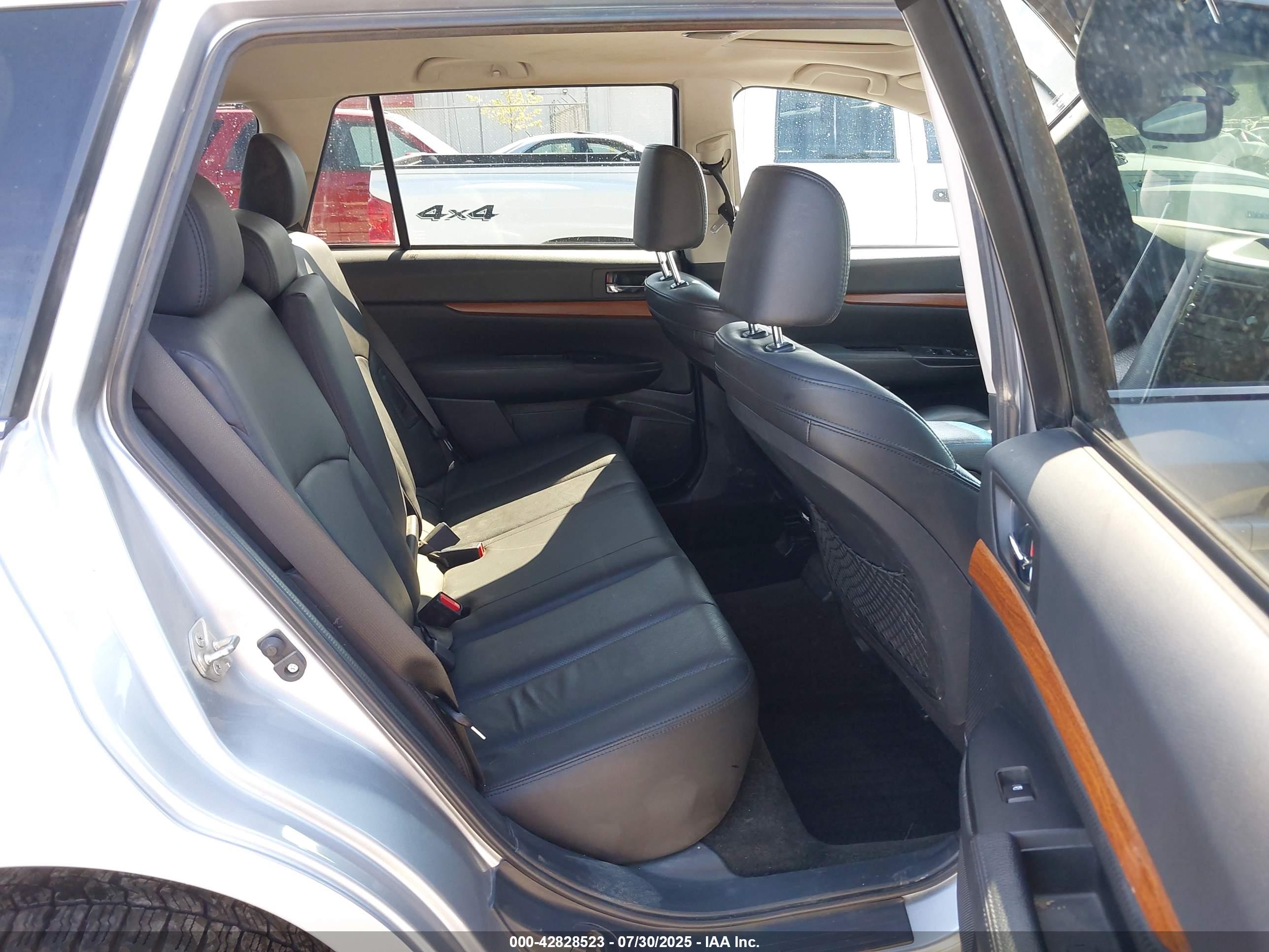 SUBARU OUTBACK image 8