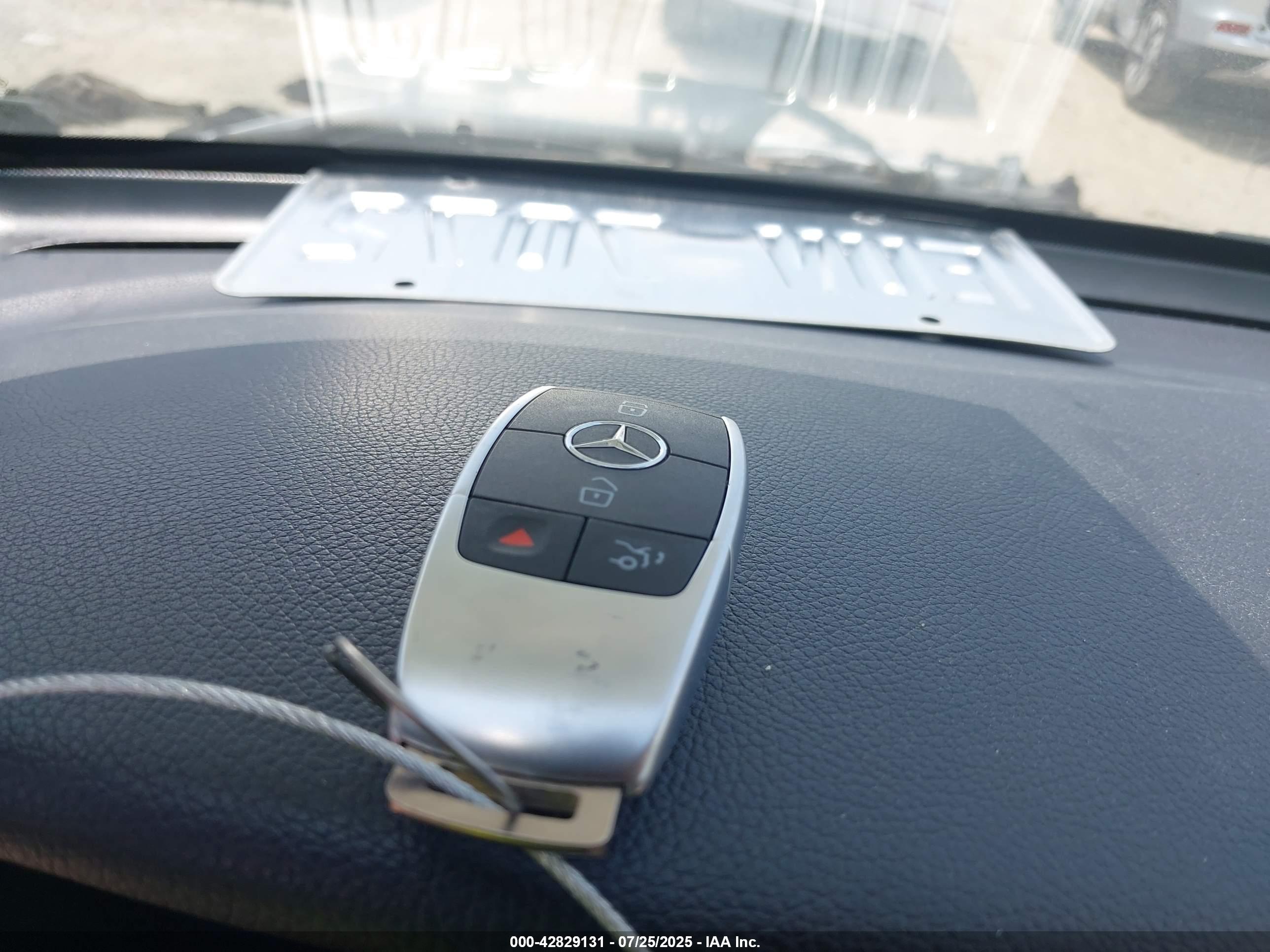 MERCEDES-BENZ GLC image 11
