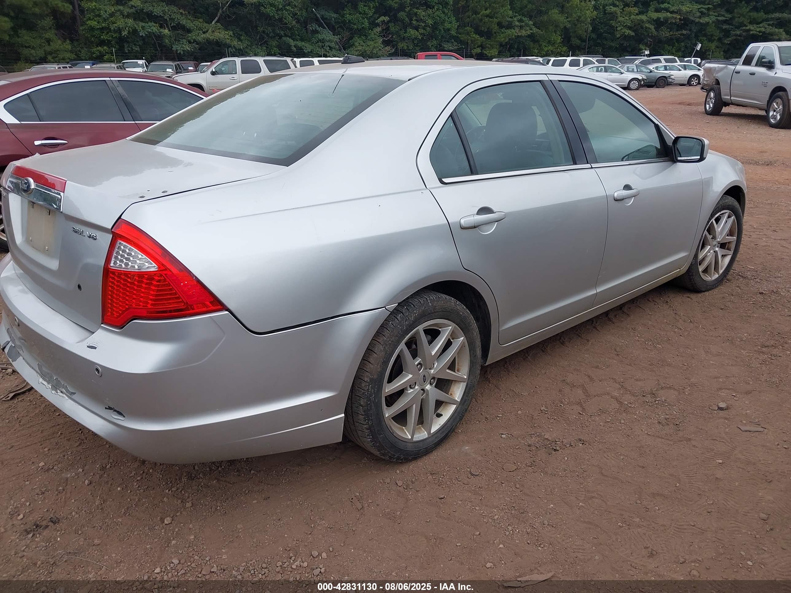 FORD FUSION image 4