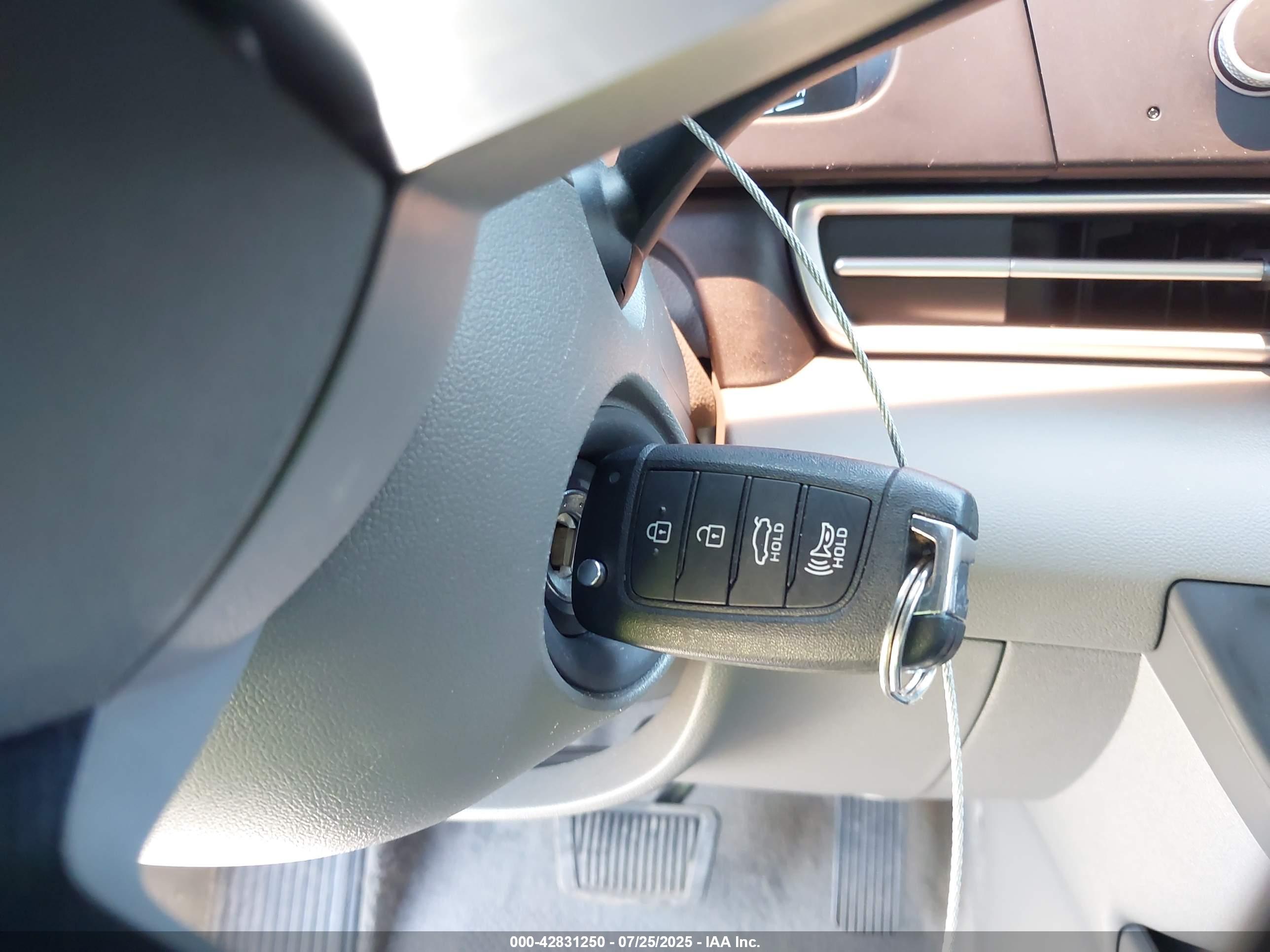 HYUNDAI ELANTRA image 11