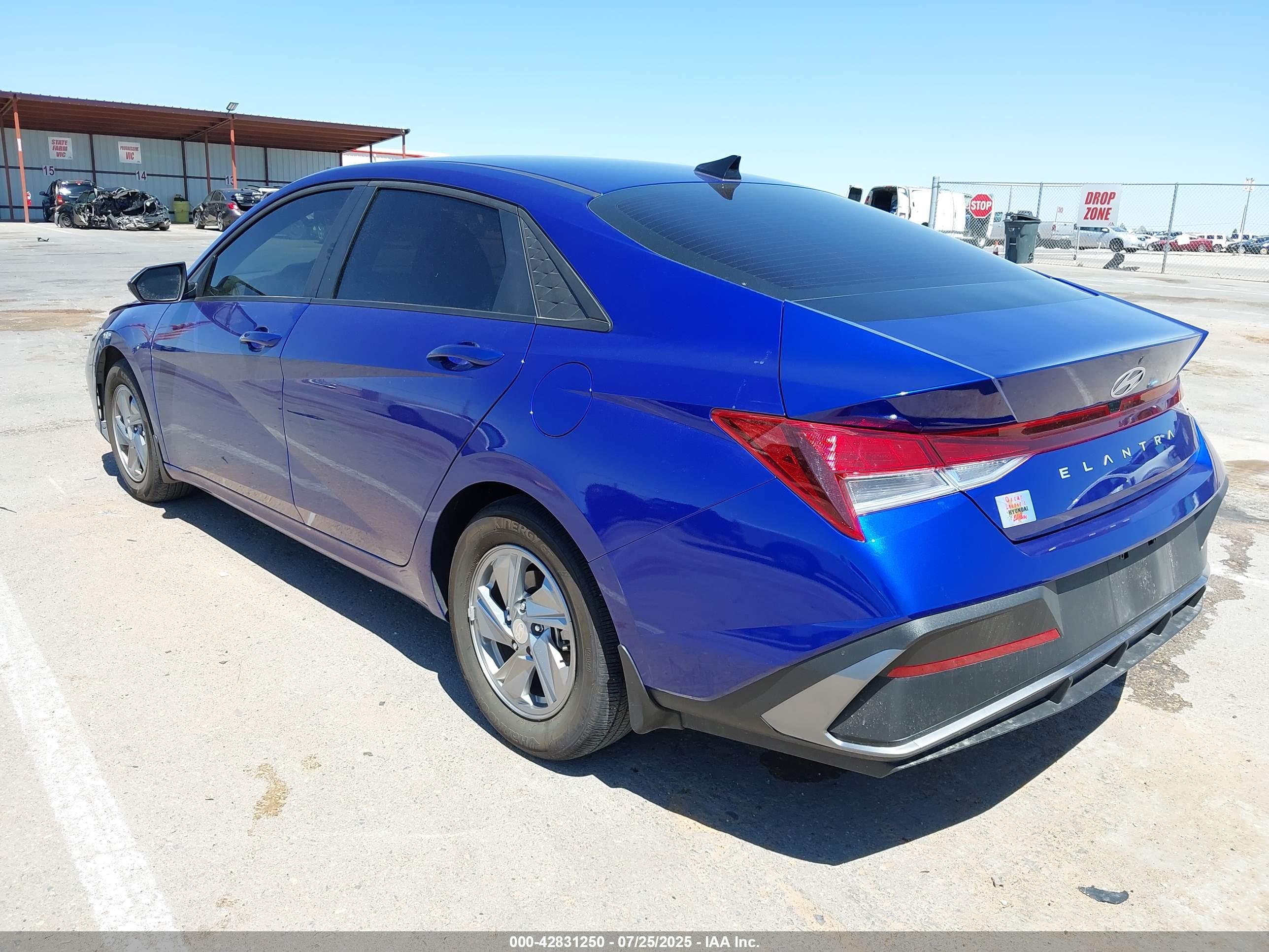 HYUNDAI ELANTRA image 3