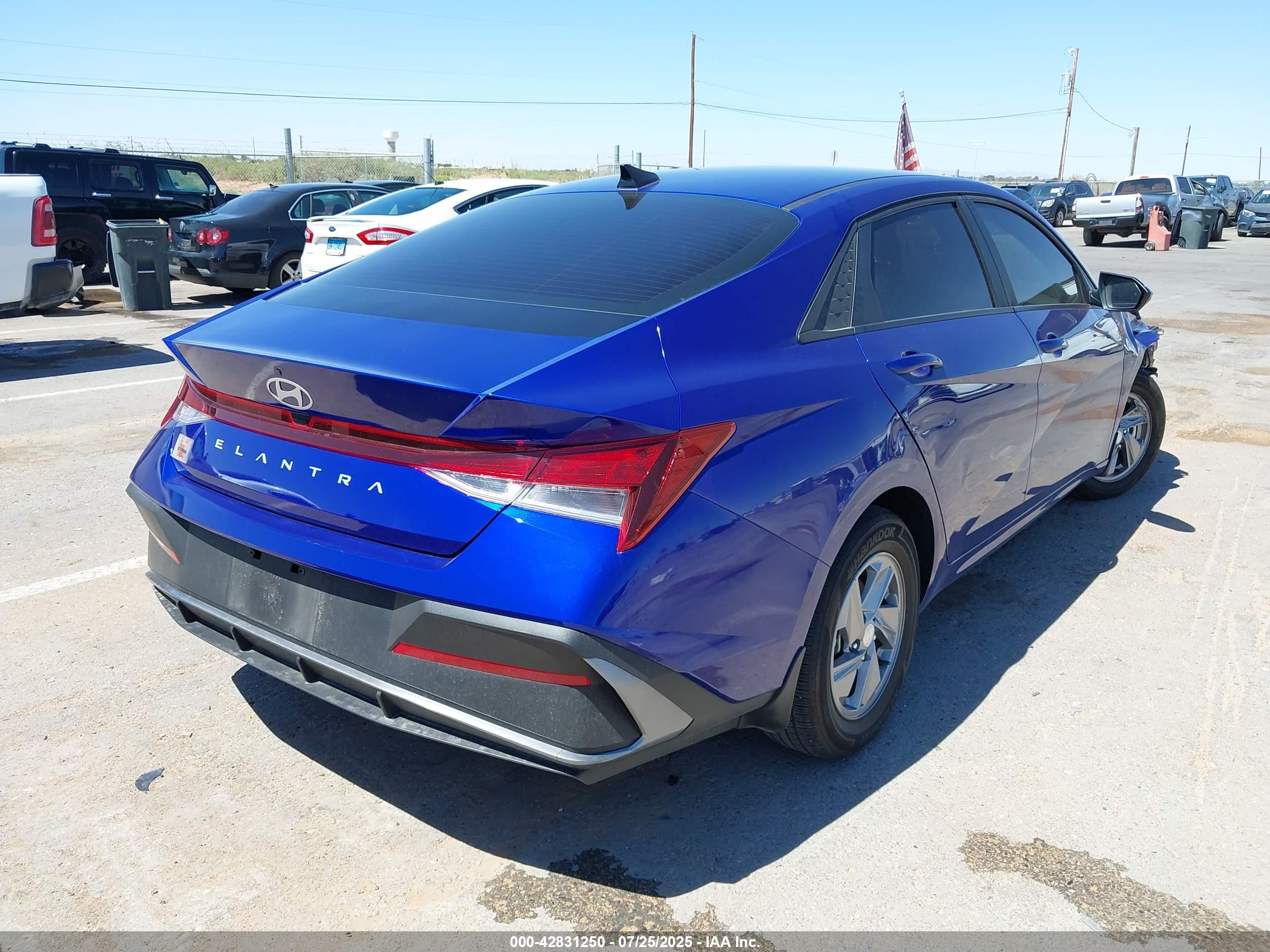 HYUNDAI ELANTRA image 4