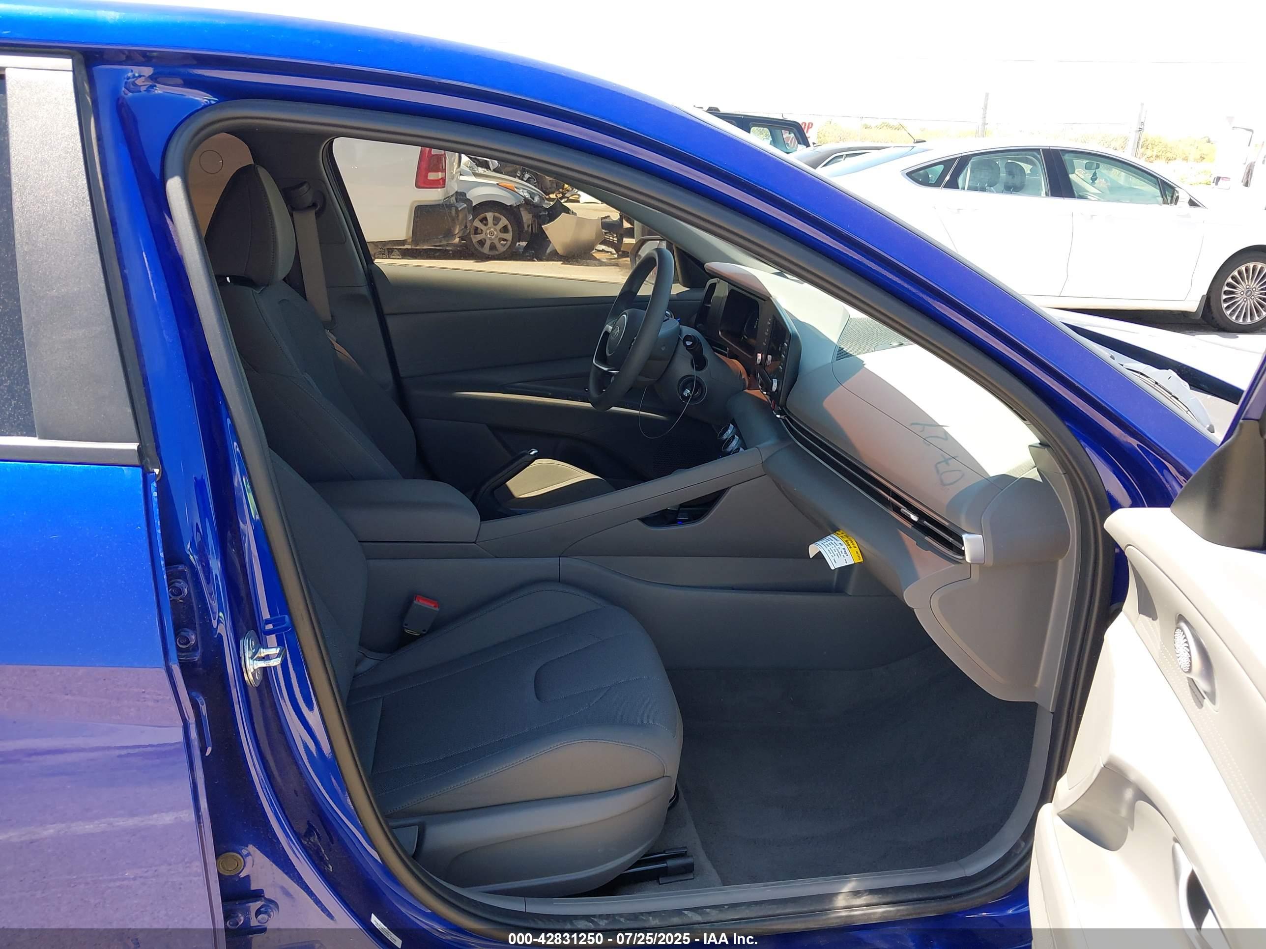 HYUNDAI ELANTRA image 5