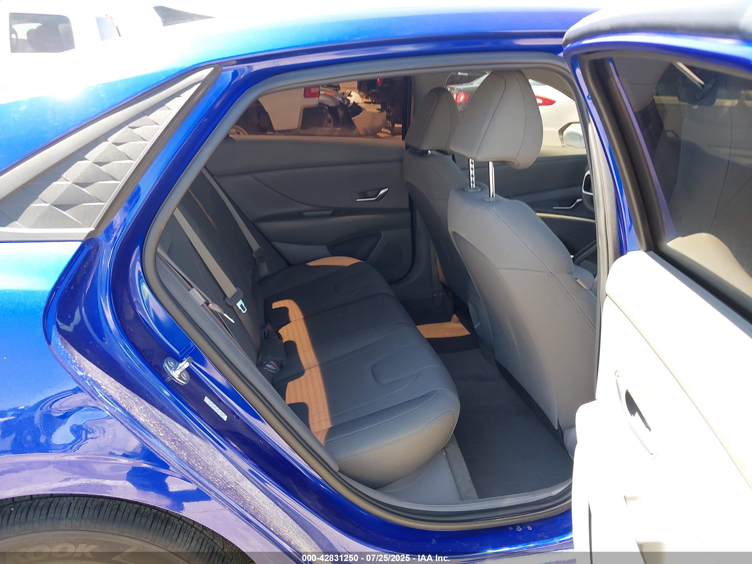 HYUNDAI ELANTRA image 8