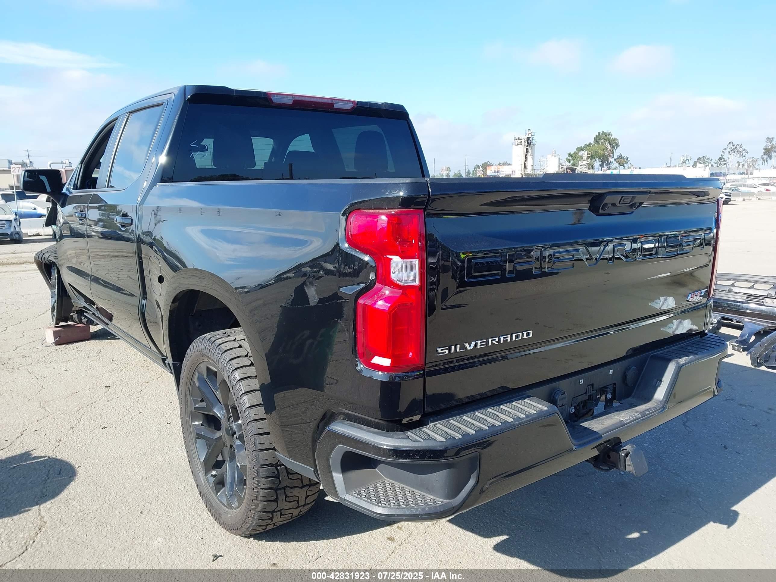 CHEVROLET SILVERADO image 3