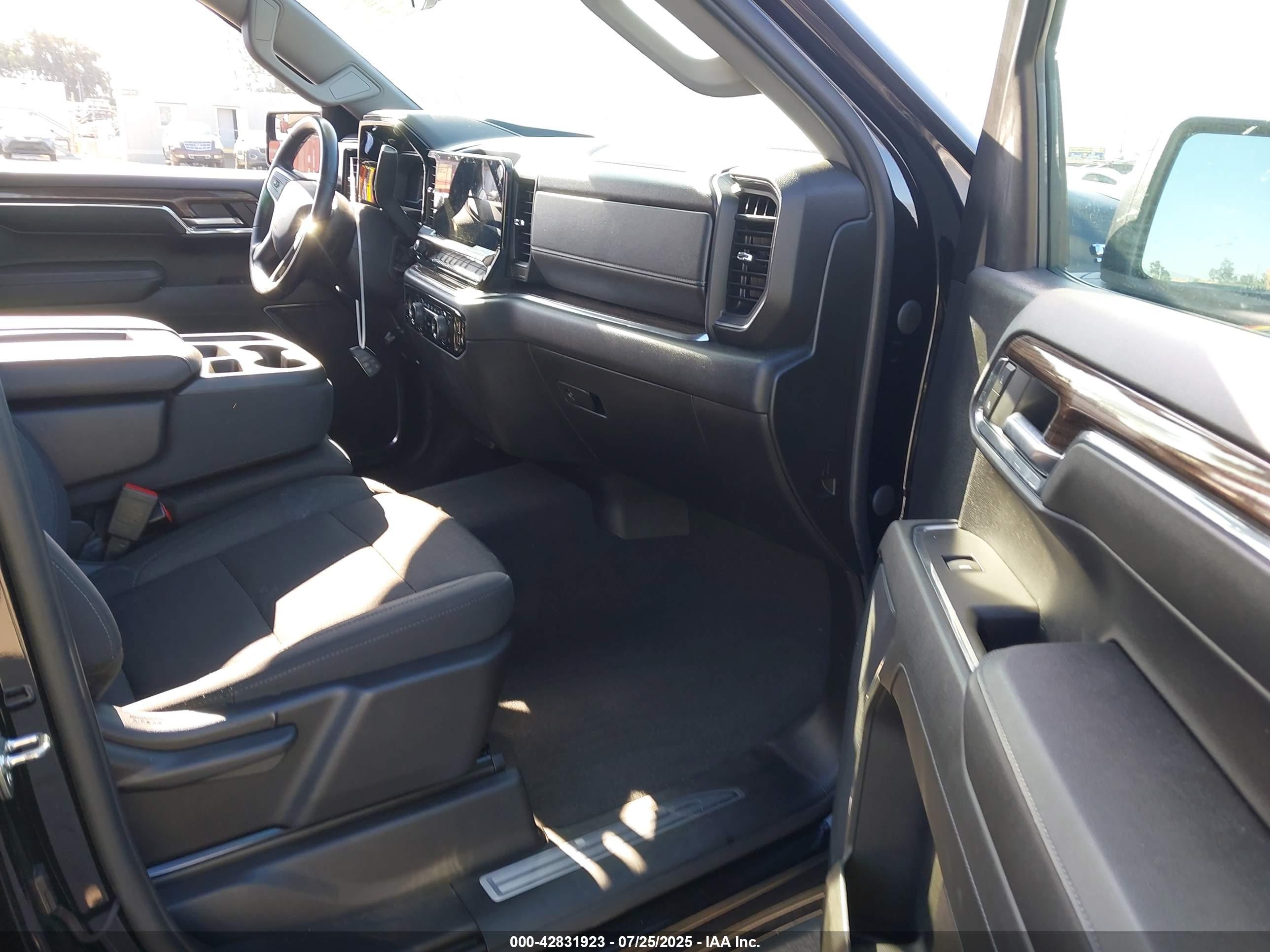 CHEVROLET SILVERADO image 5