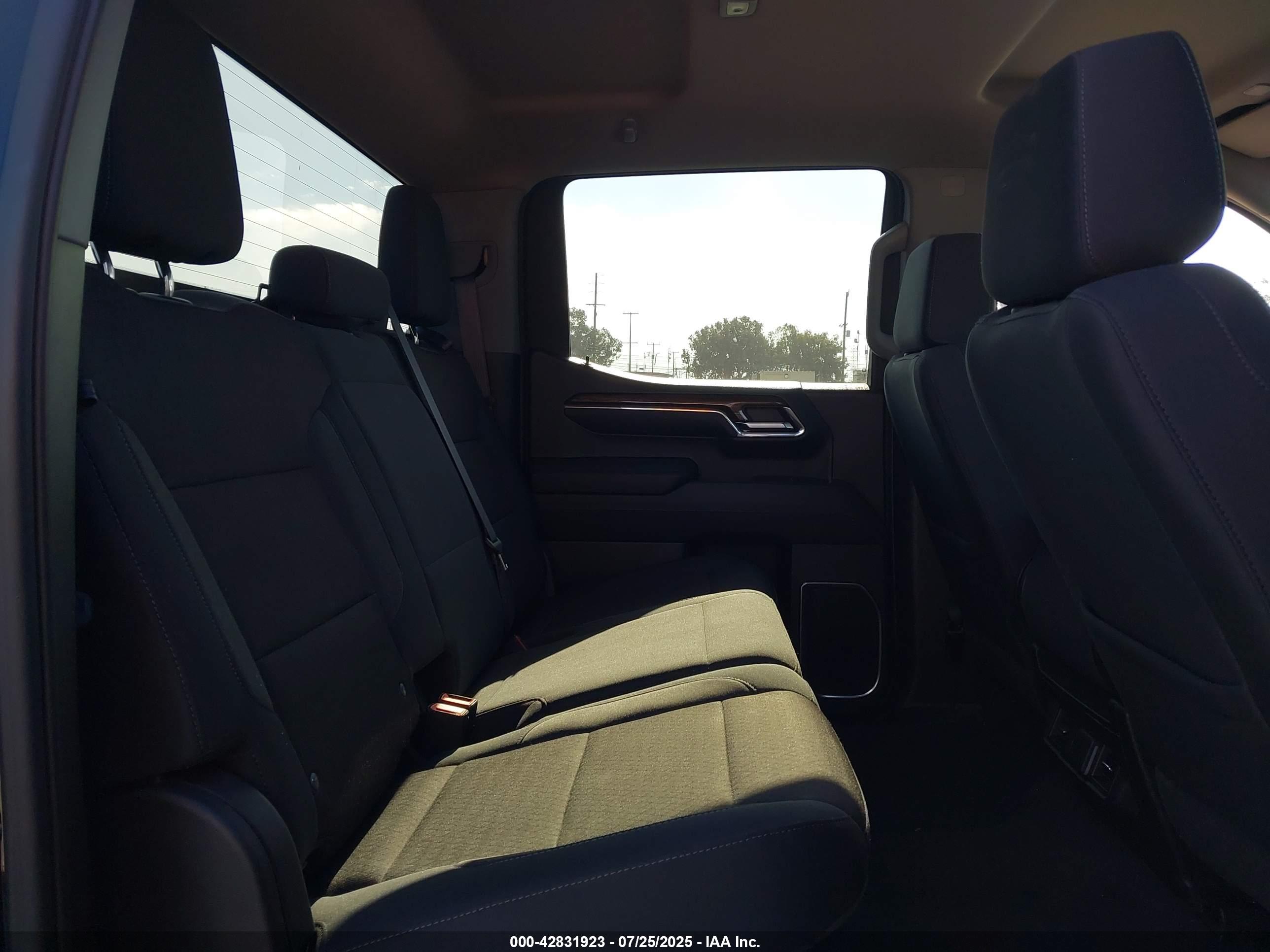CHEVROLET SILVERADO image 8