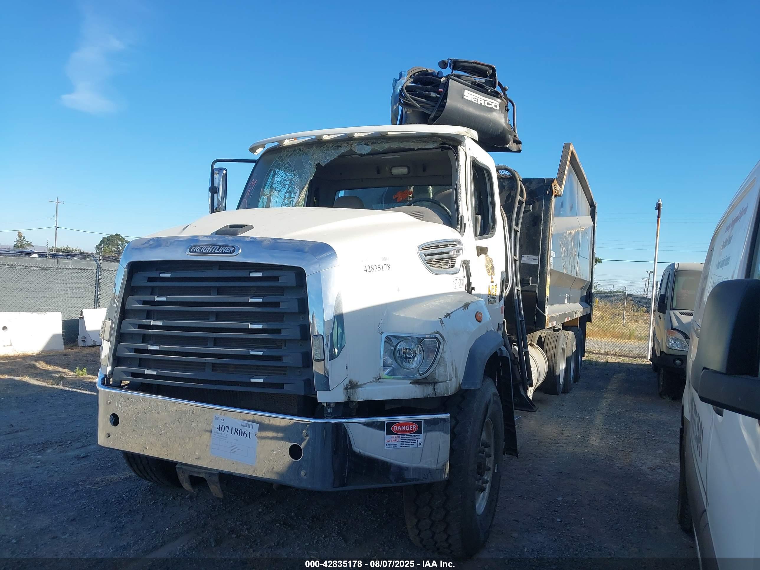 FREIGHTLINER 114SD image 2
