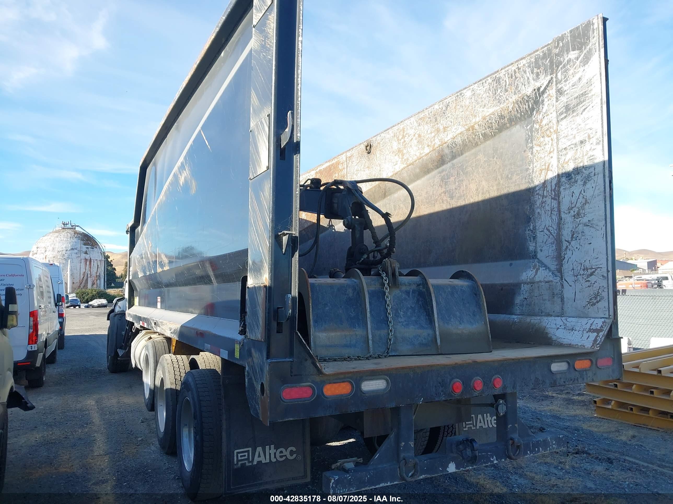 FREIGHTLINER 114SD image 3