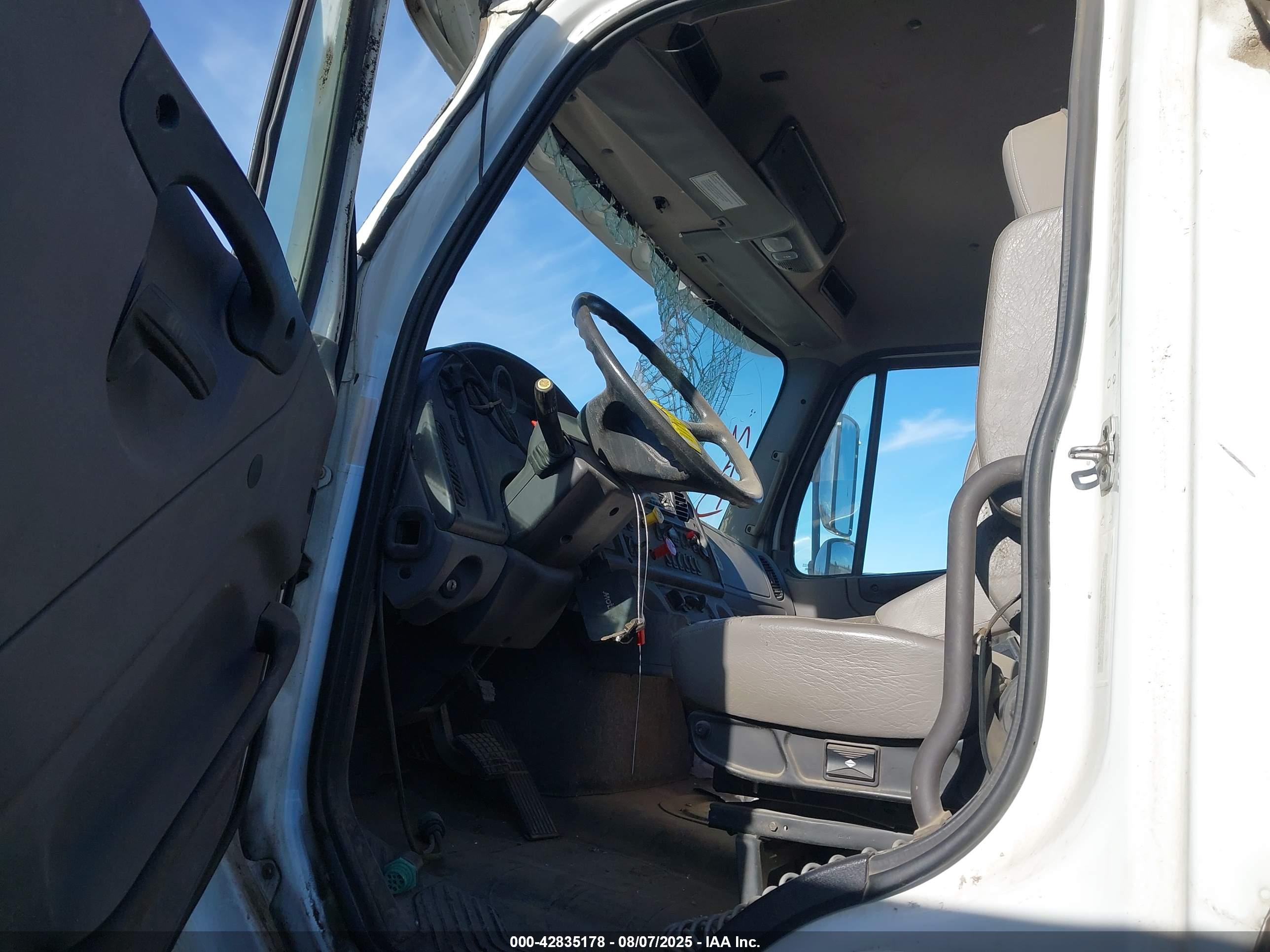 FREIGHTLINER 114SD image 7