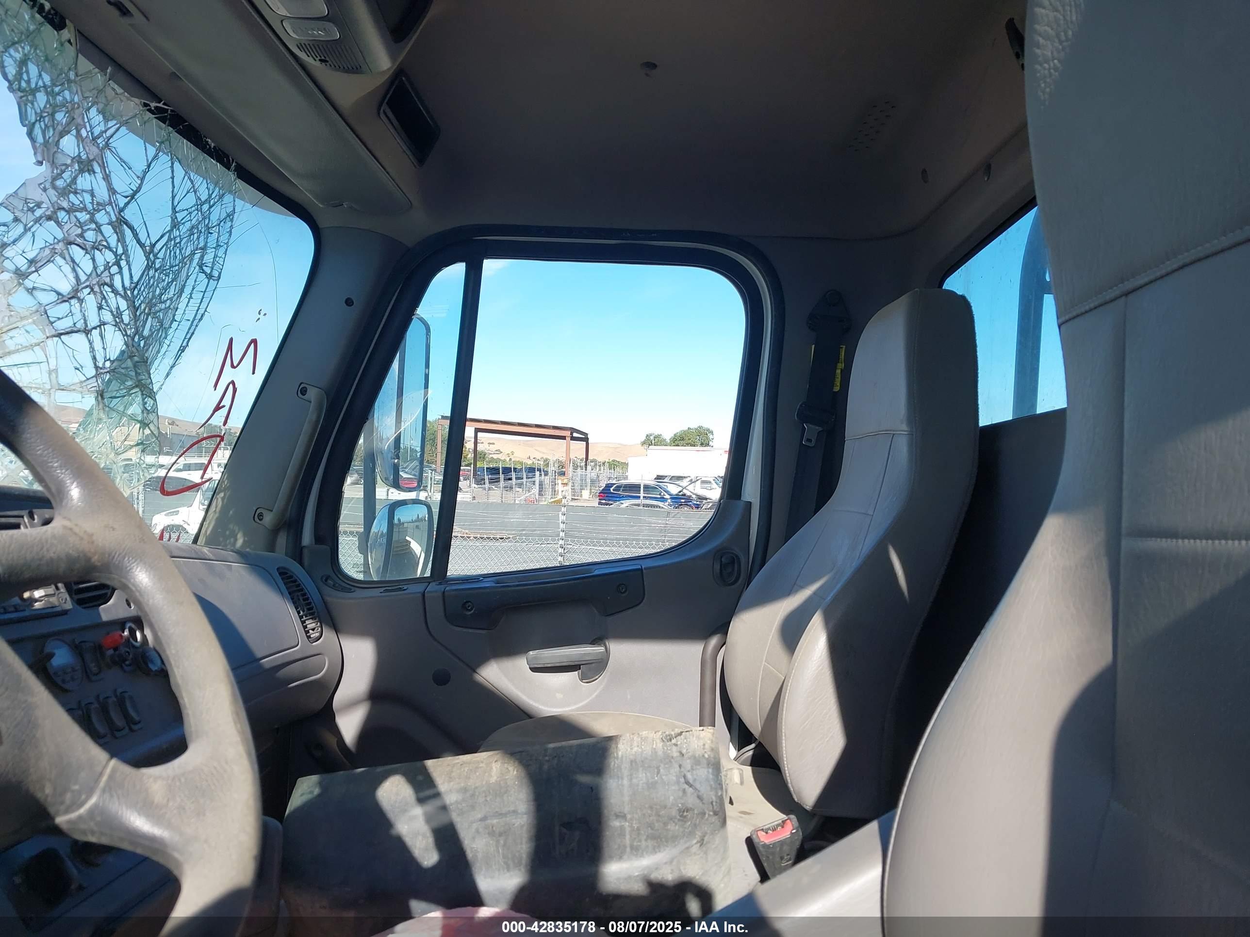FREIGHTLINER 114SD image 8