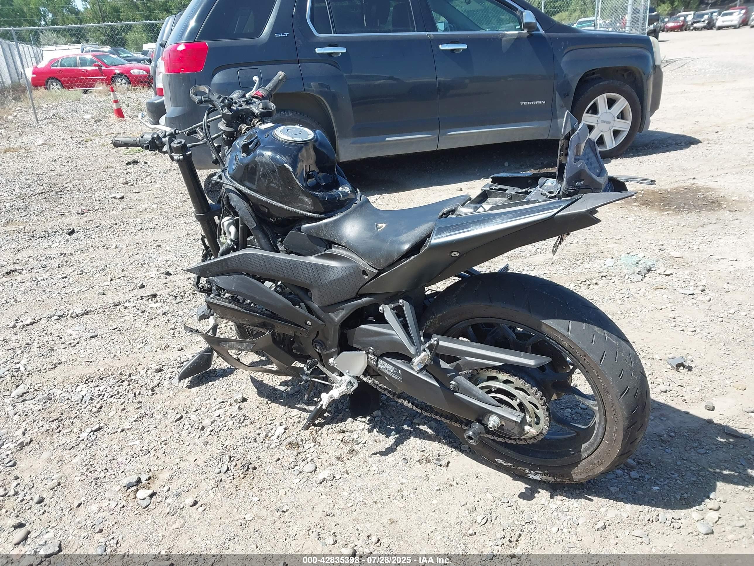 YAMAHA YZFR3 image 3