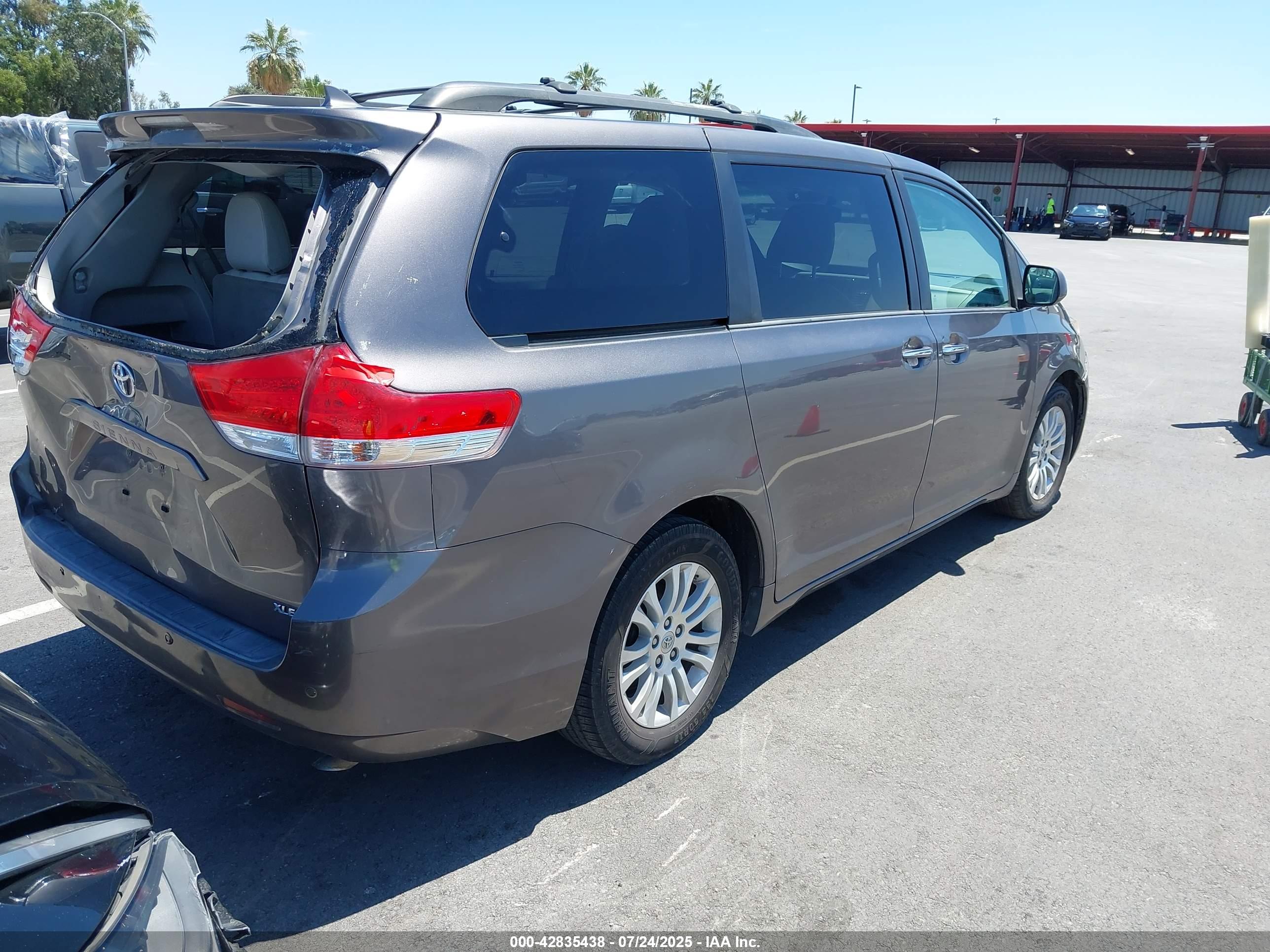 TOYOTA SIENNA image 4