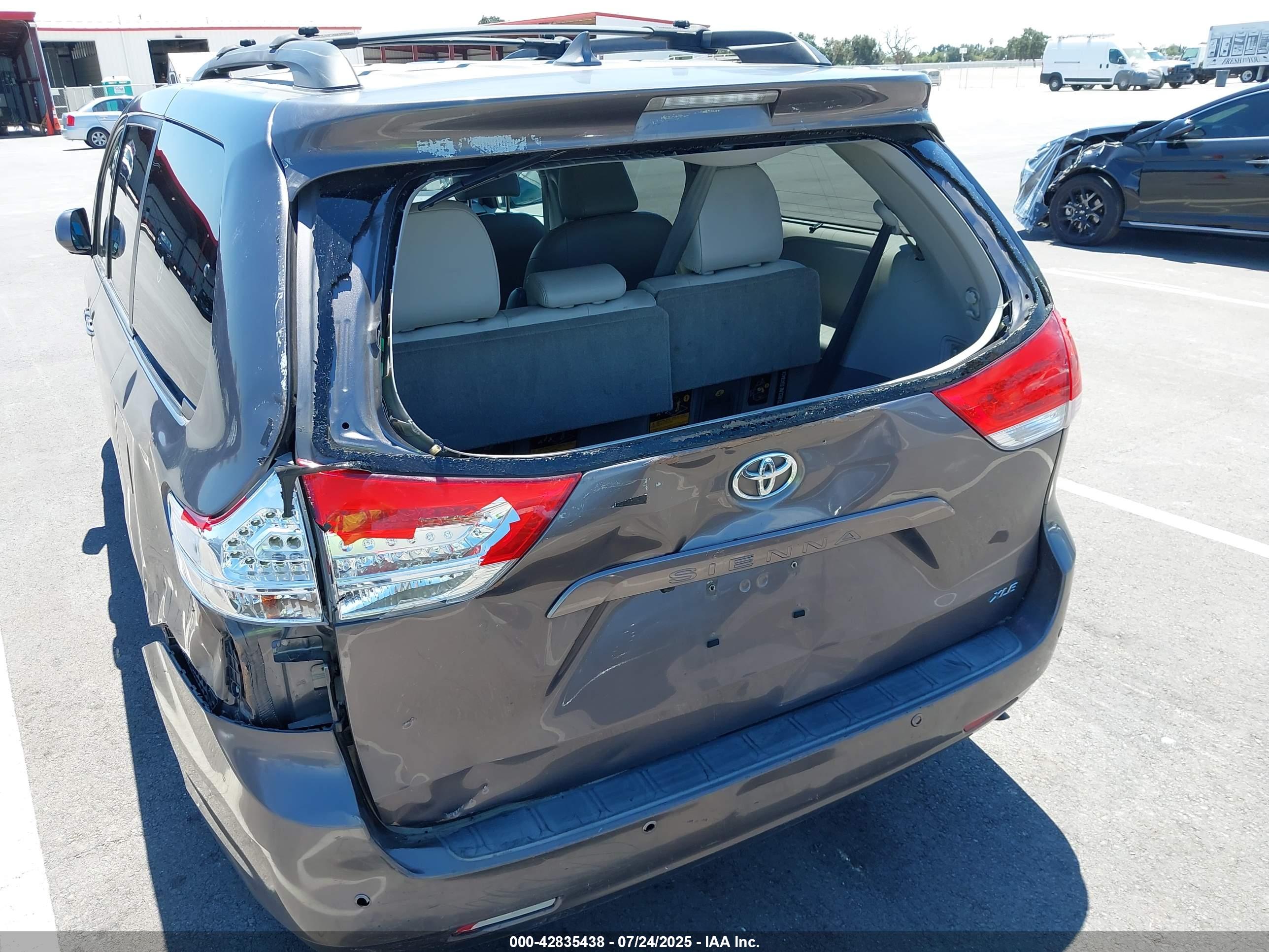 TOYOTA SIENNA image 6