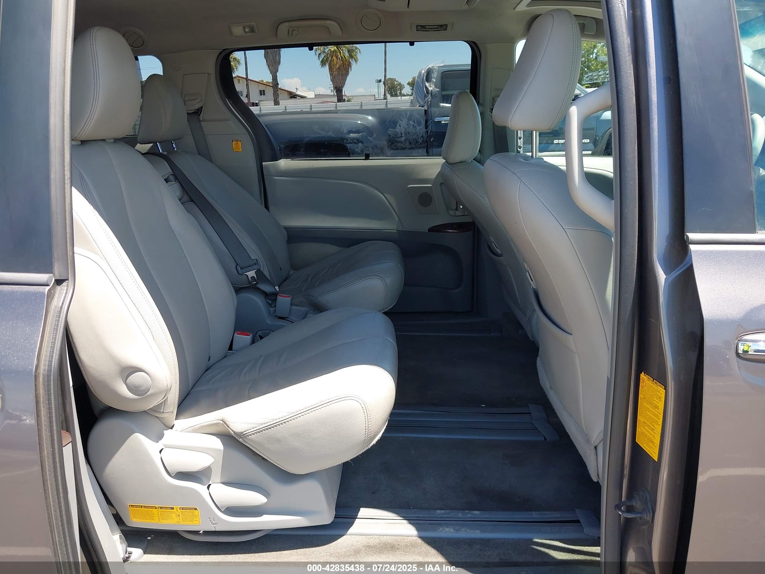 TOYOTA SIENNA image 8