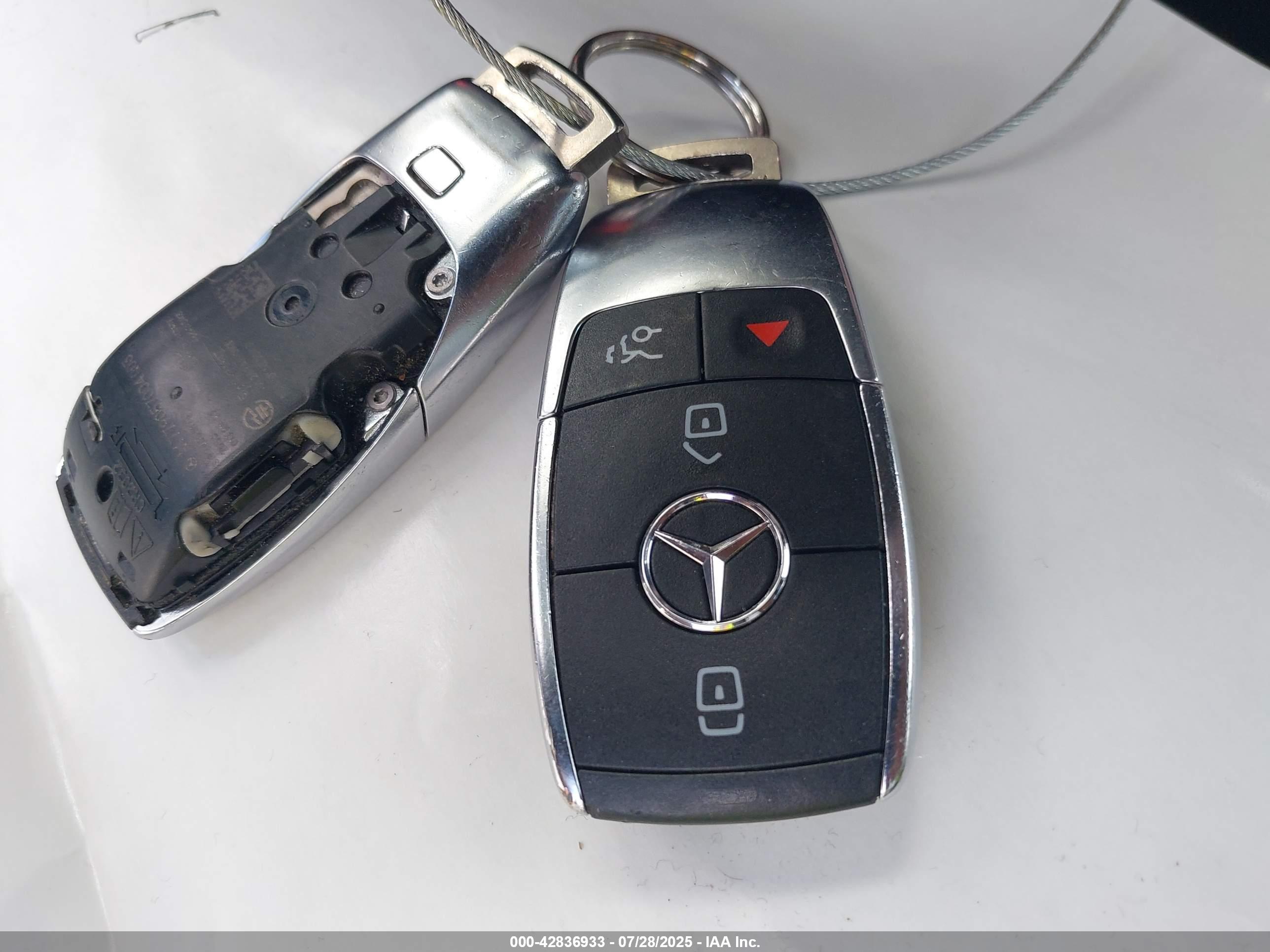 MERCEDES-BENZ GLB image 11