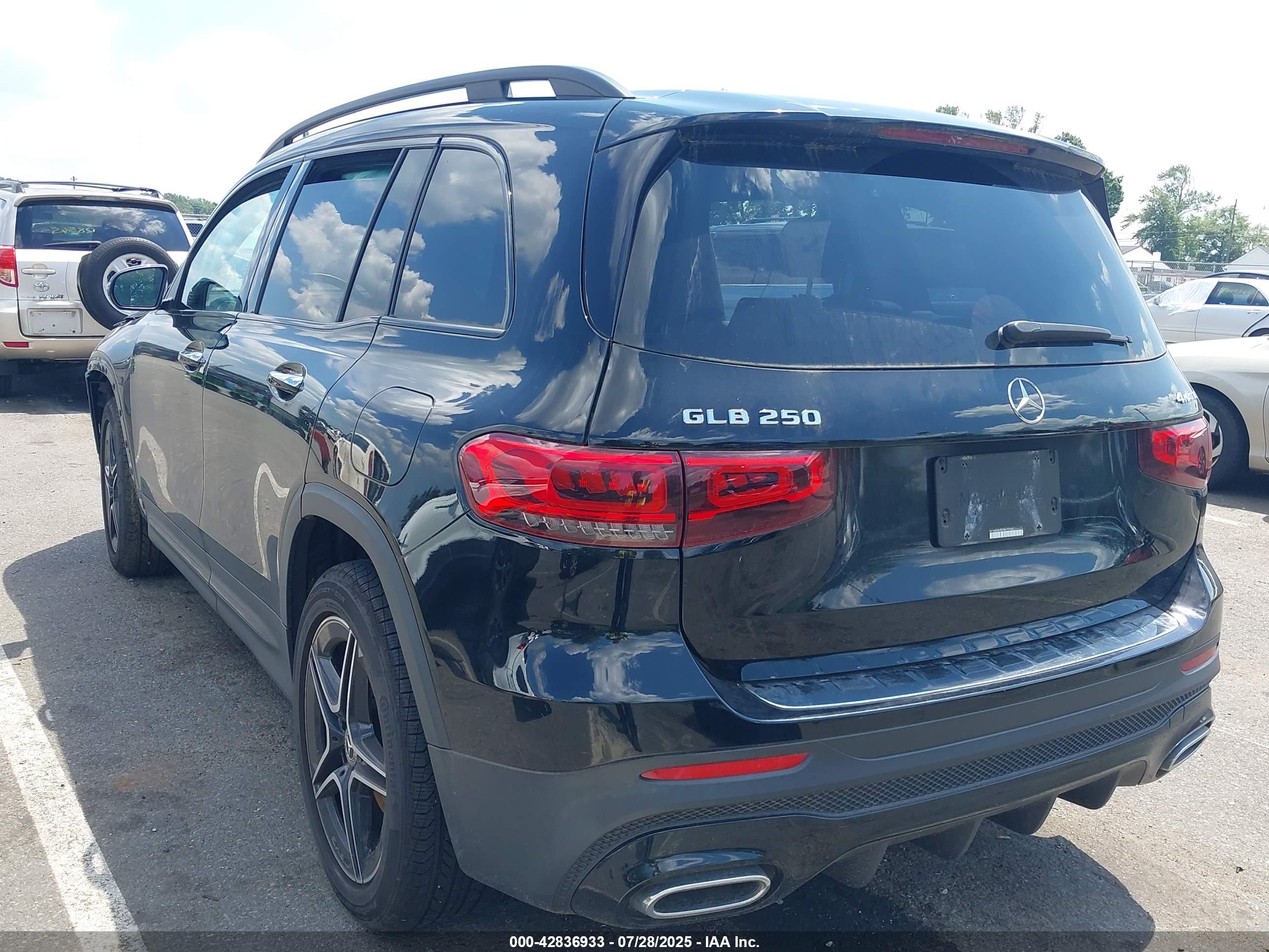 MERCEDES-BENZ GLB image 3