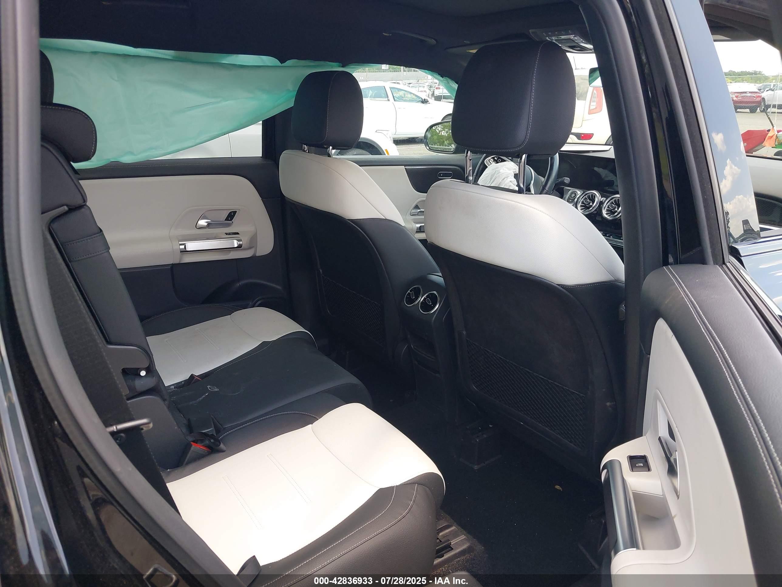 MERCEDES-BENZ GLB image 8