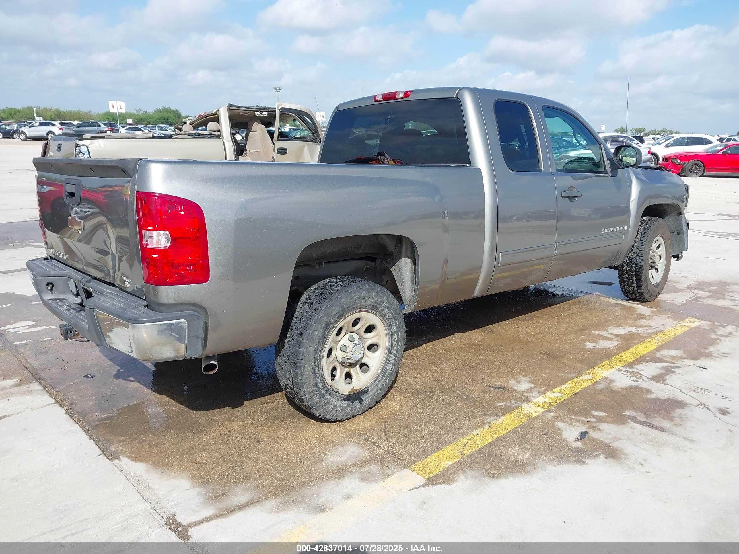 CHEVROLET SILVERADO image 4