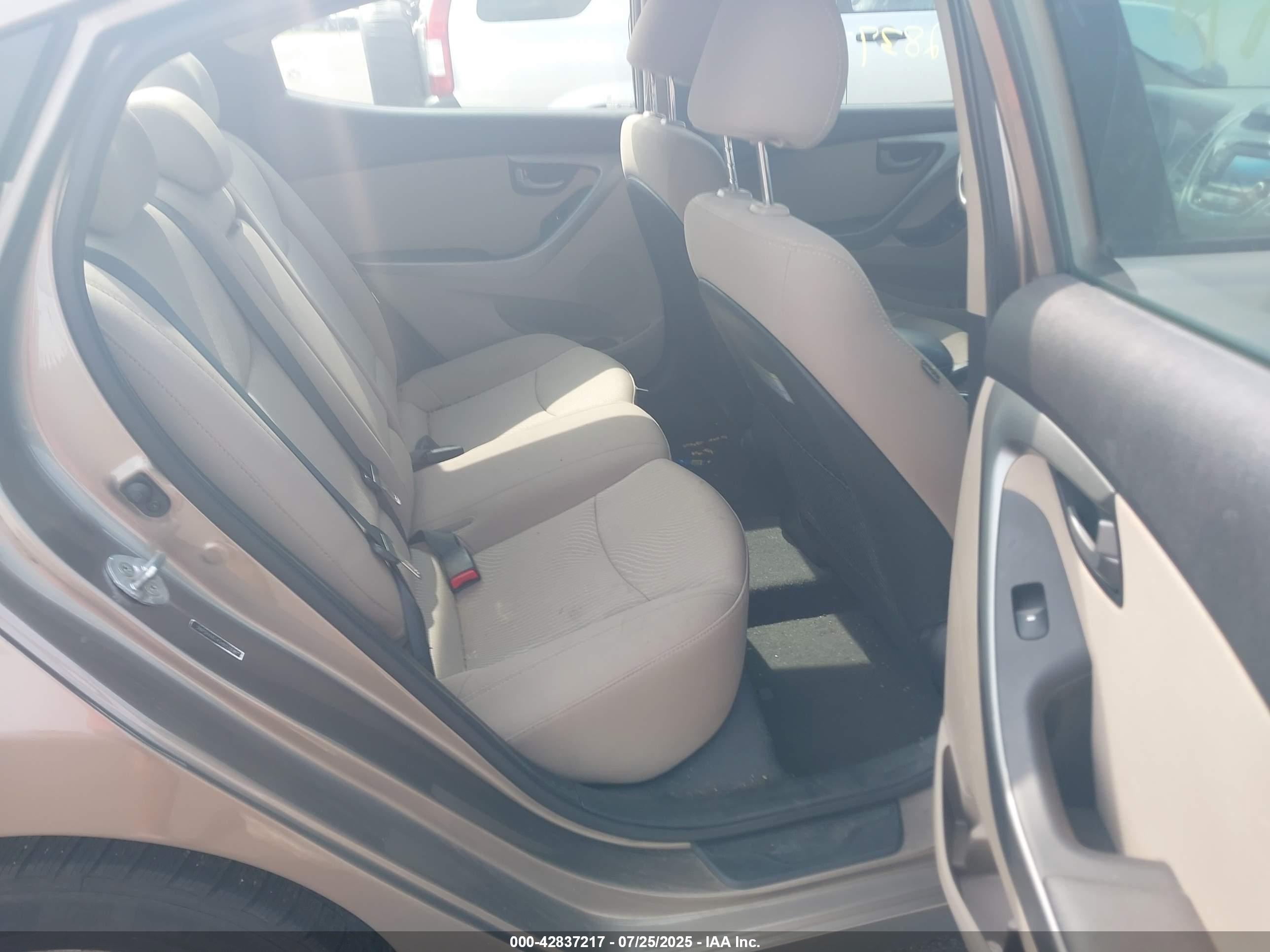 HYUNDAI ELANTRA image 8