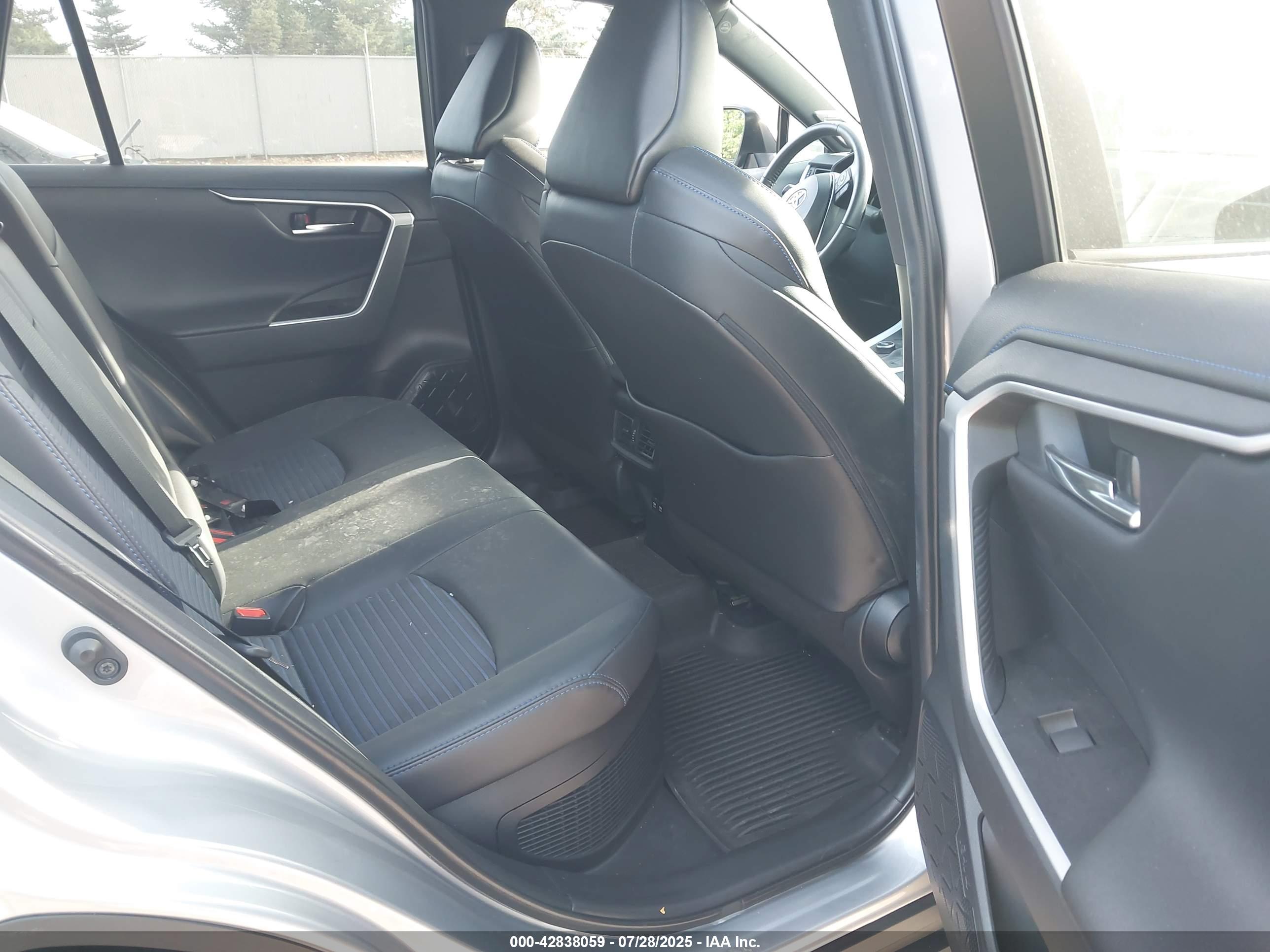 TOYOTA RAV4 image 8