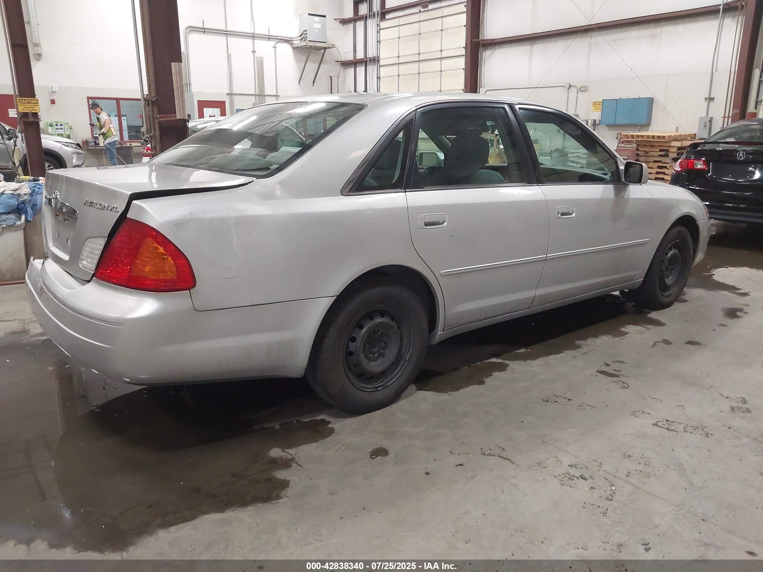 TOYOTA AVALON image 4
