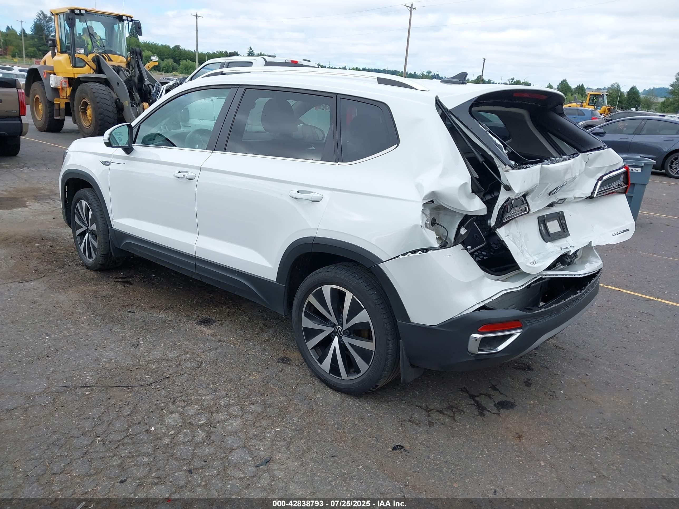VOLKSWAGEN TAOS image 3