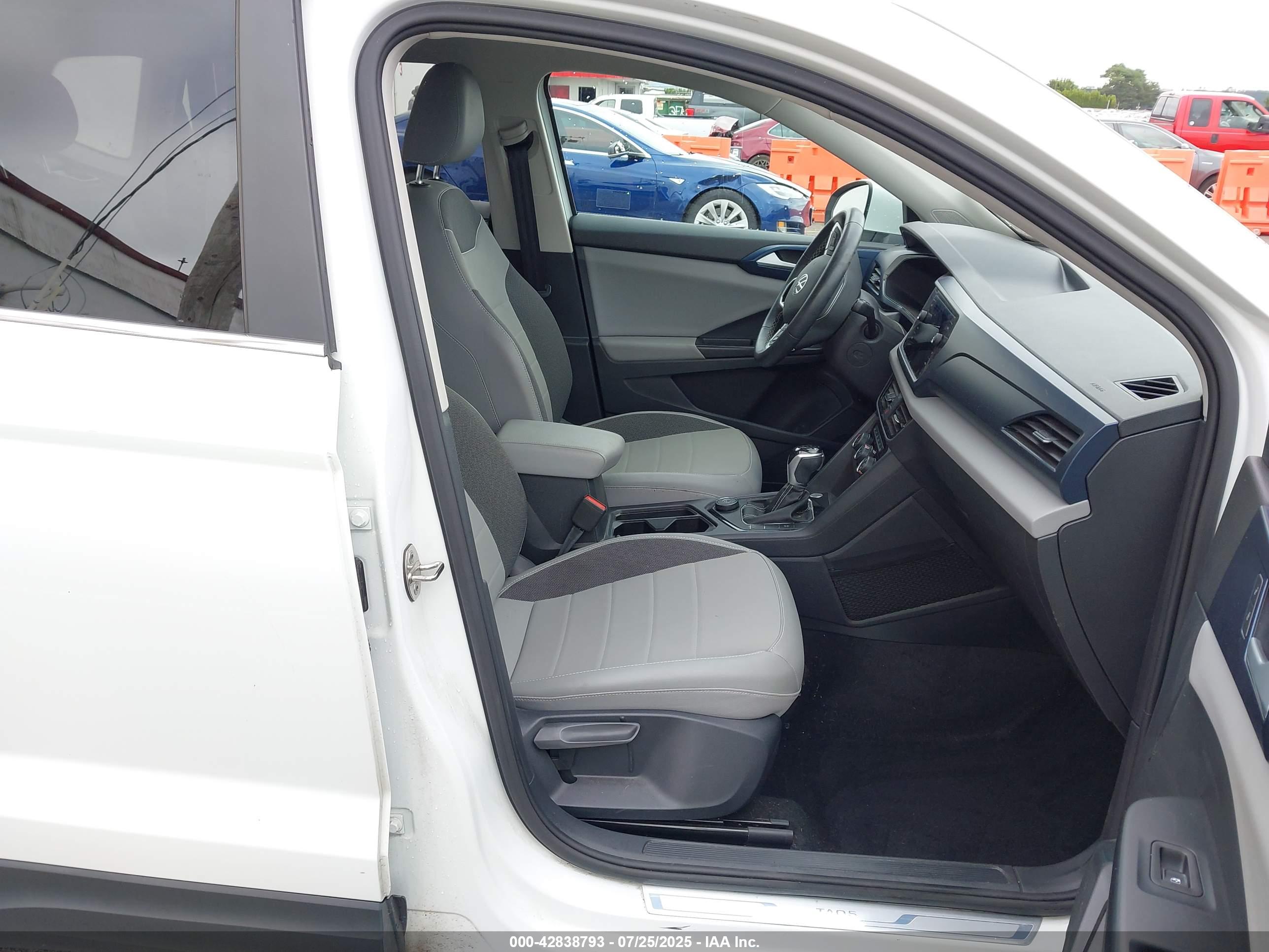 VOLKSWAGEN TAOS image 5