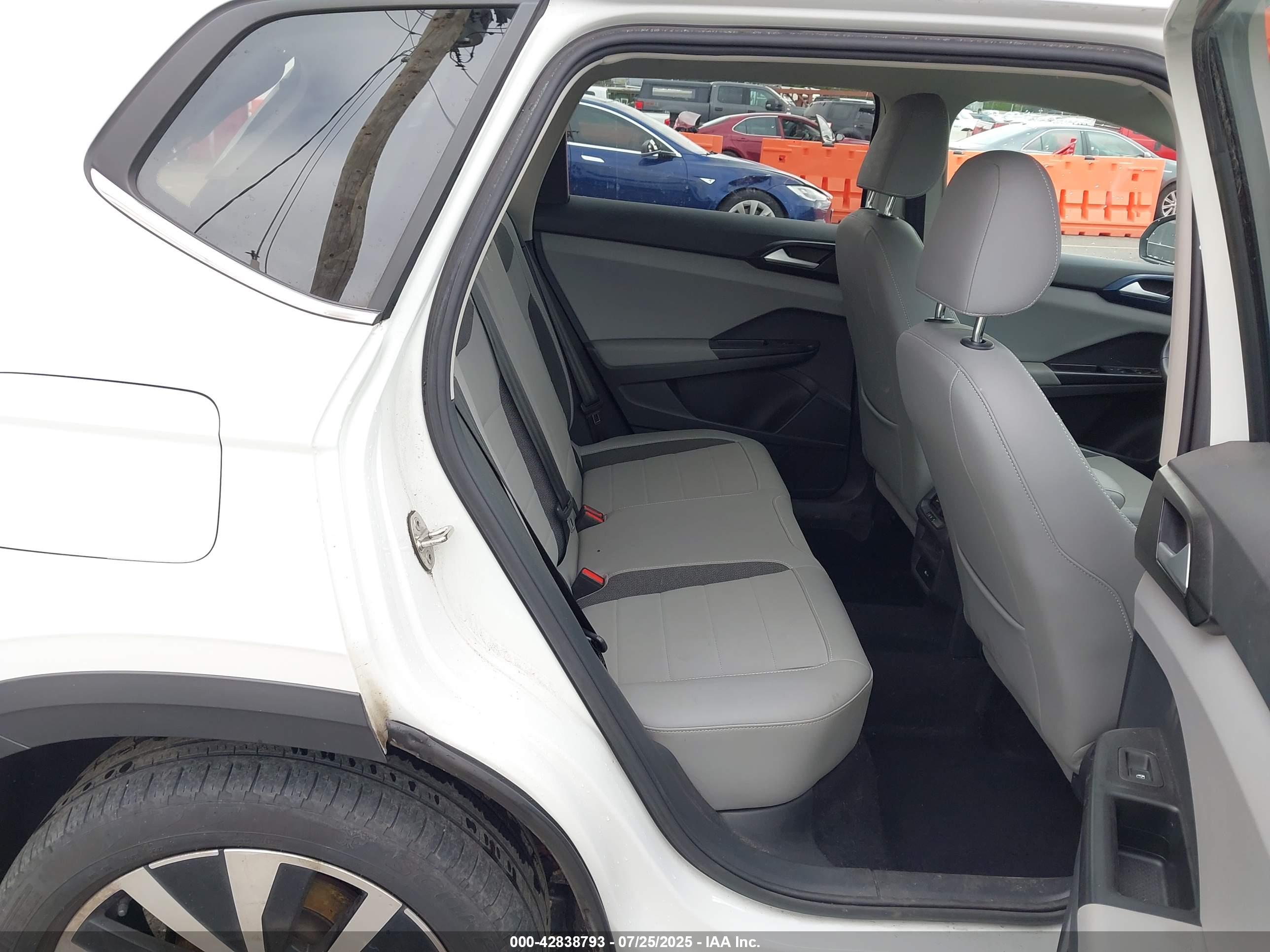 VOLKSWAGEN TAOS image 8
