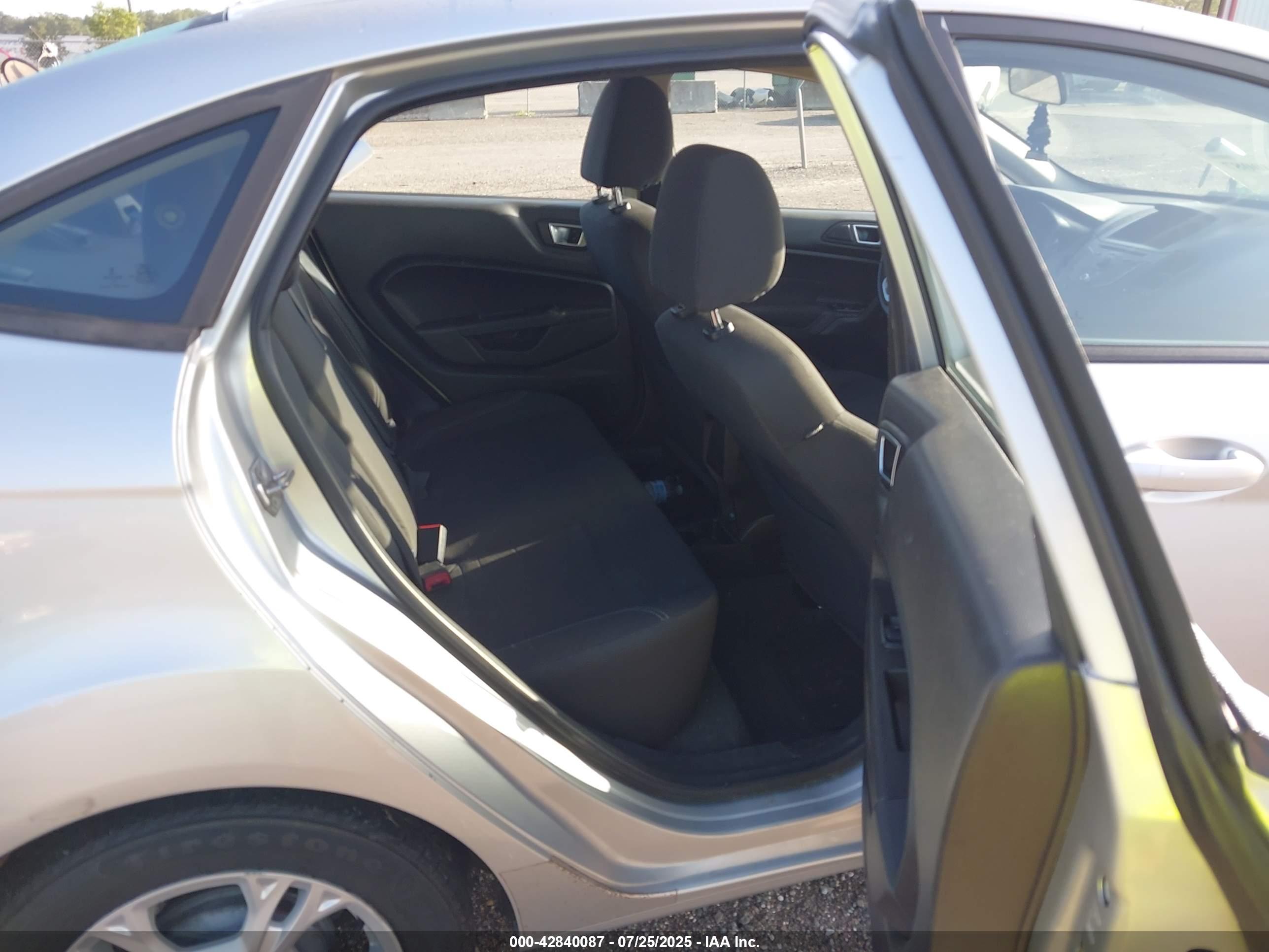 FORD FIESTA image 8