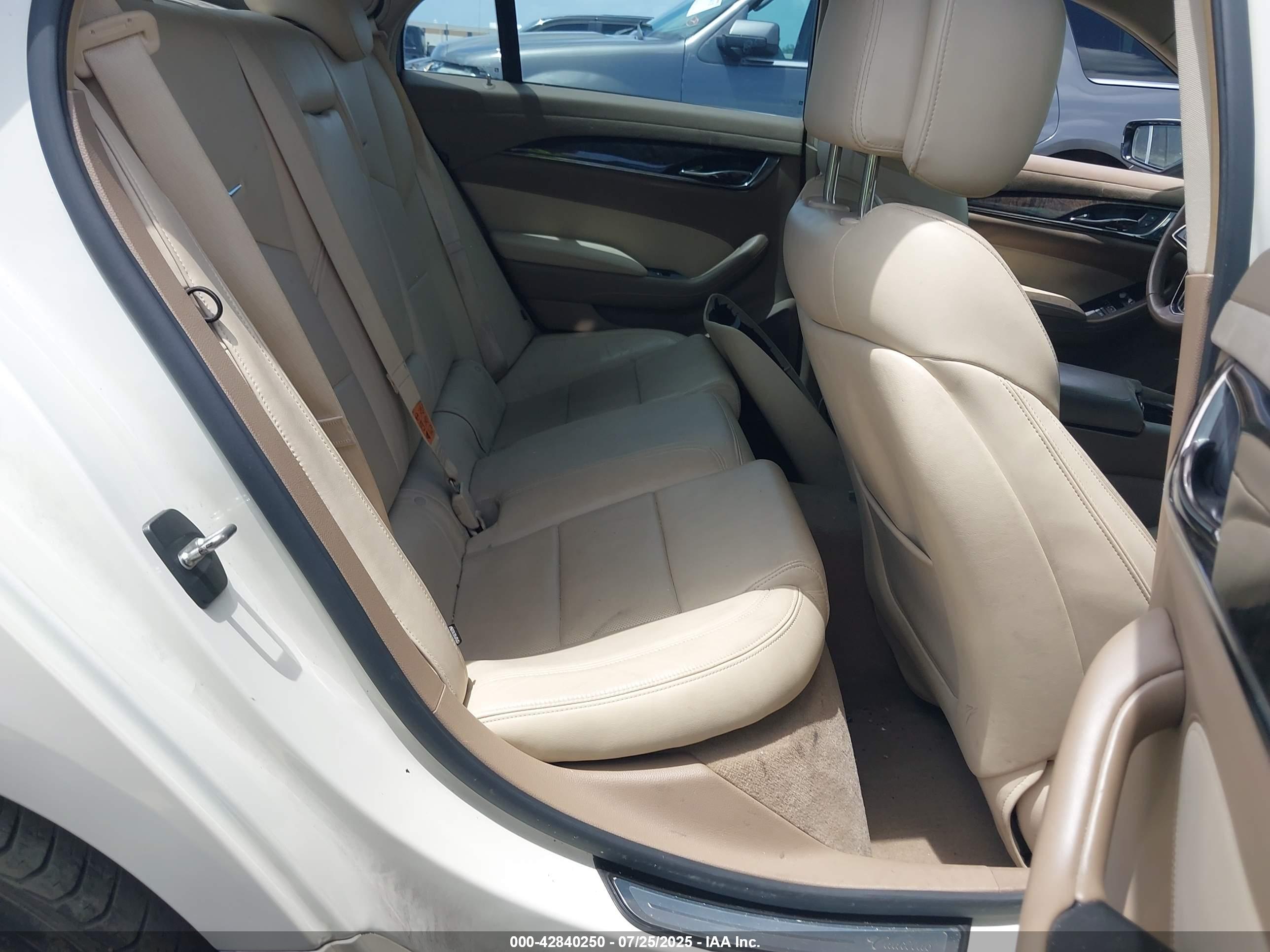CADILLAC CTS image 8