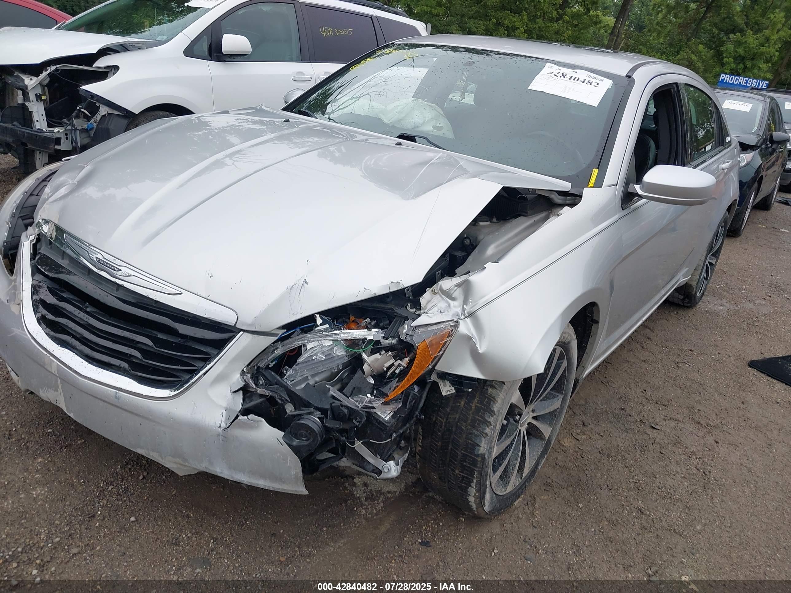 CHRYSLER 200 image 2