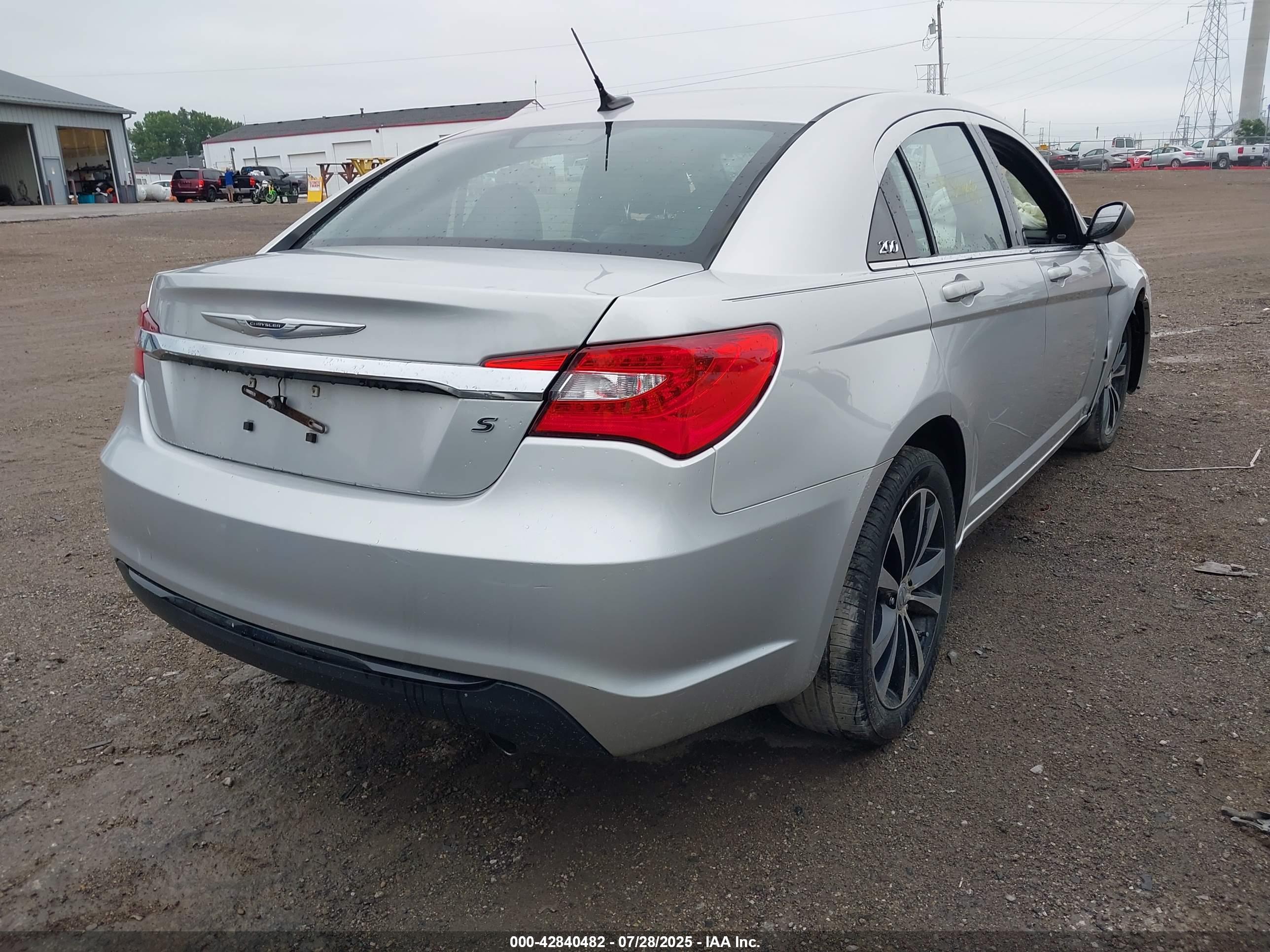 CHRYSLER 200 image 4