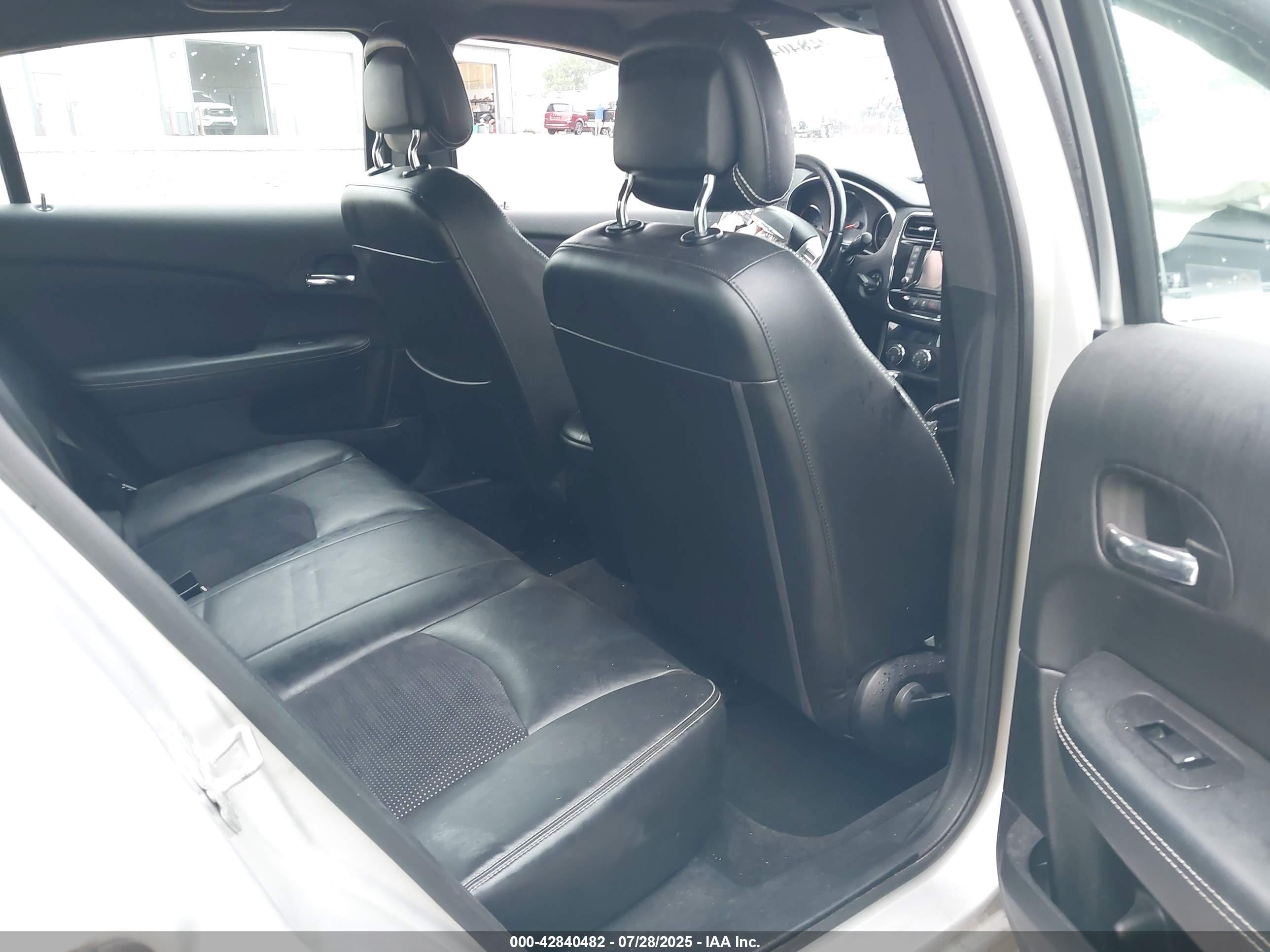 CHRYSLER 200 image 8