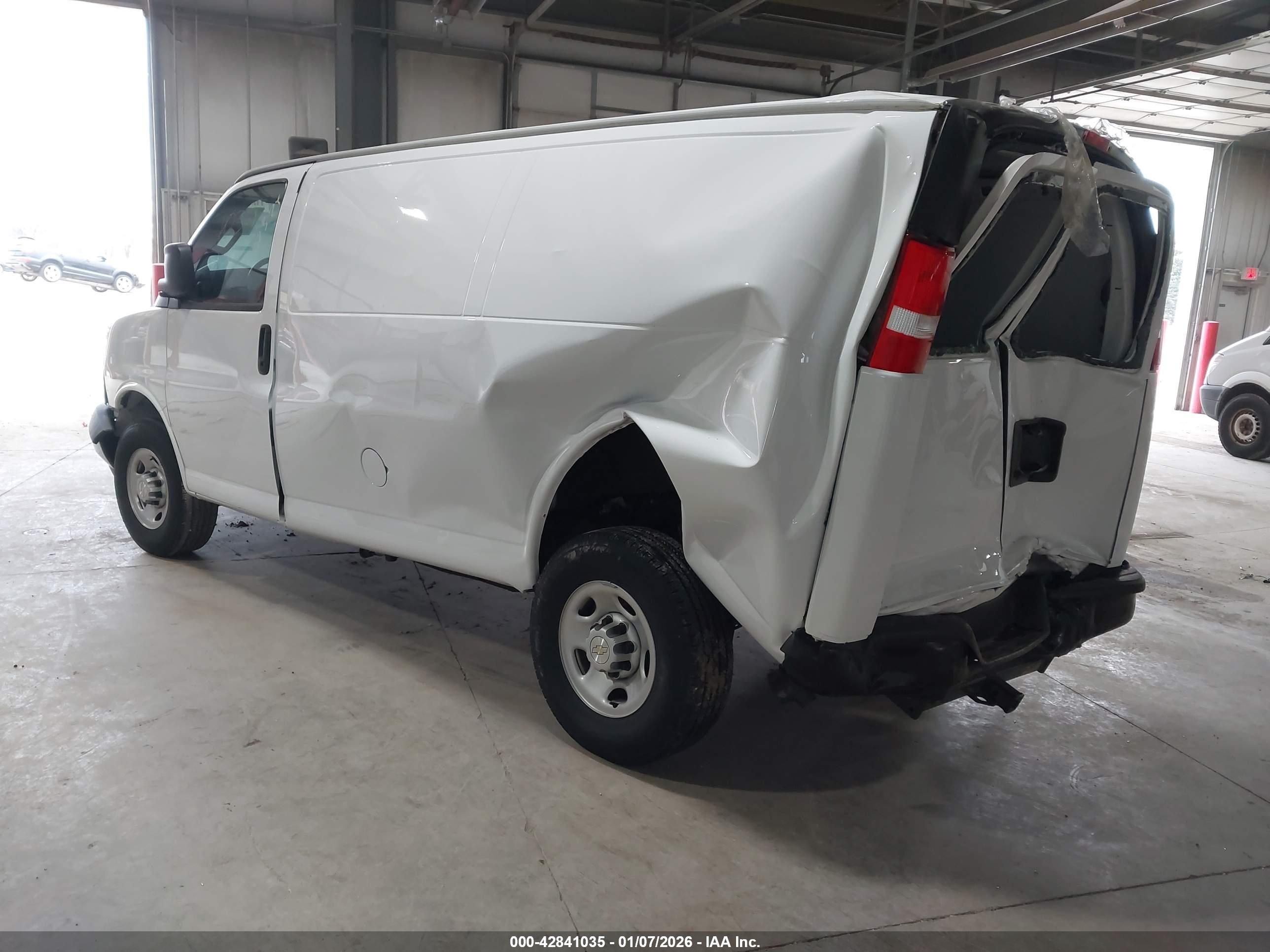 CHEVROLET EXPRESS image 3