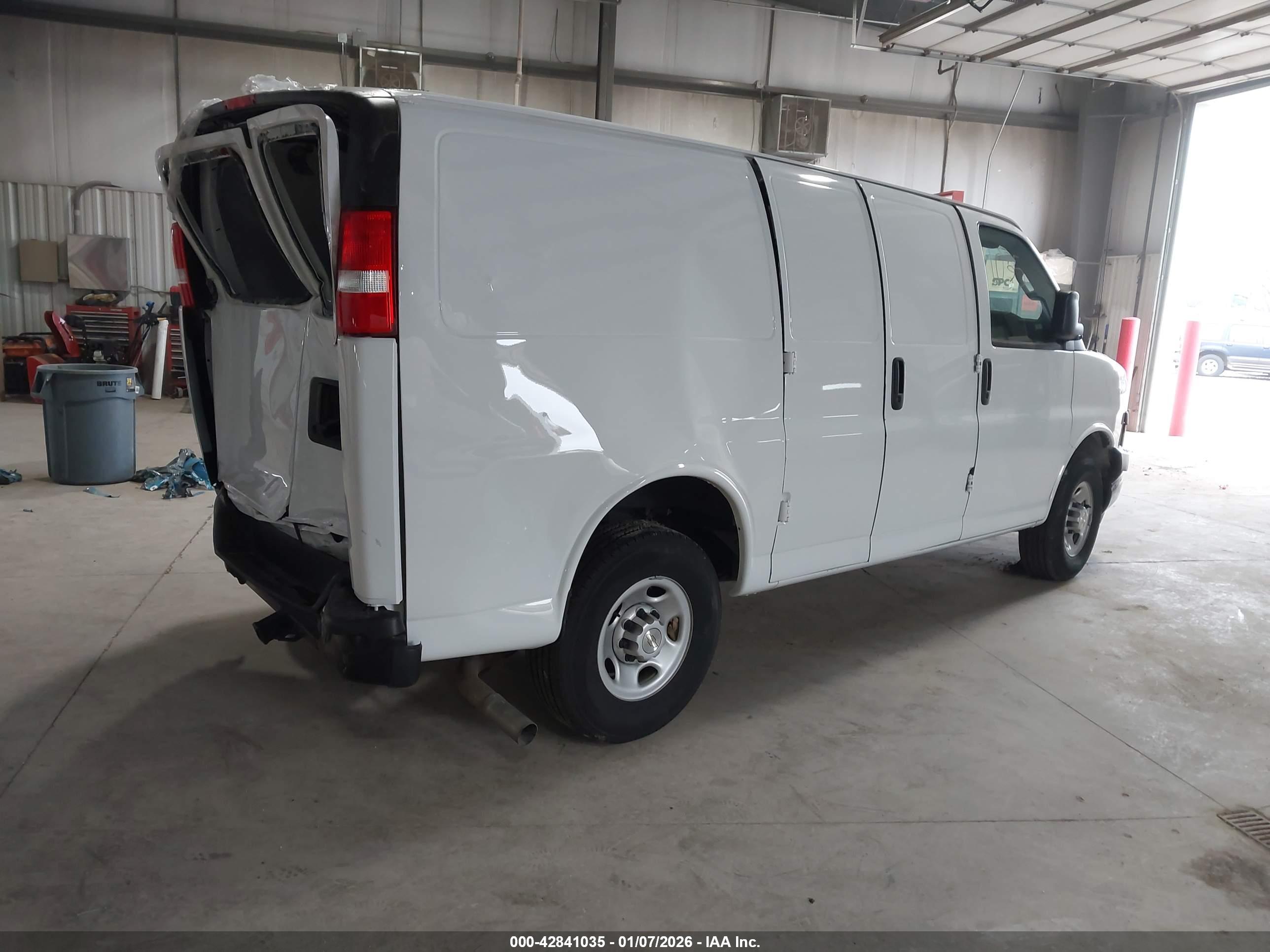 CHEVROLET EXPRESS image 4