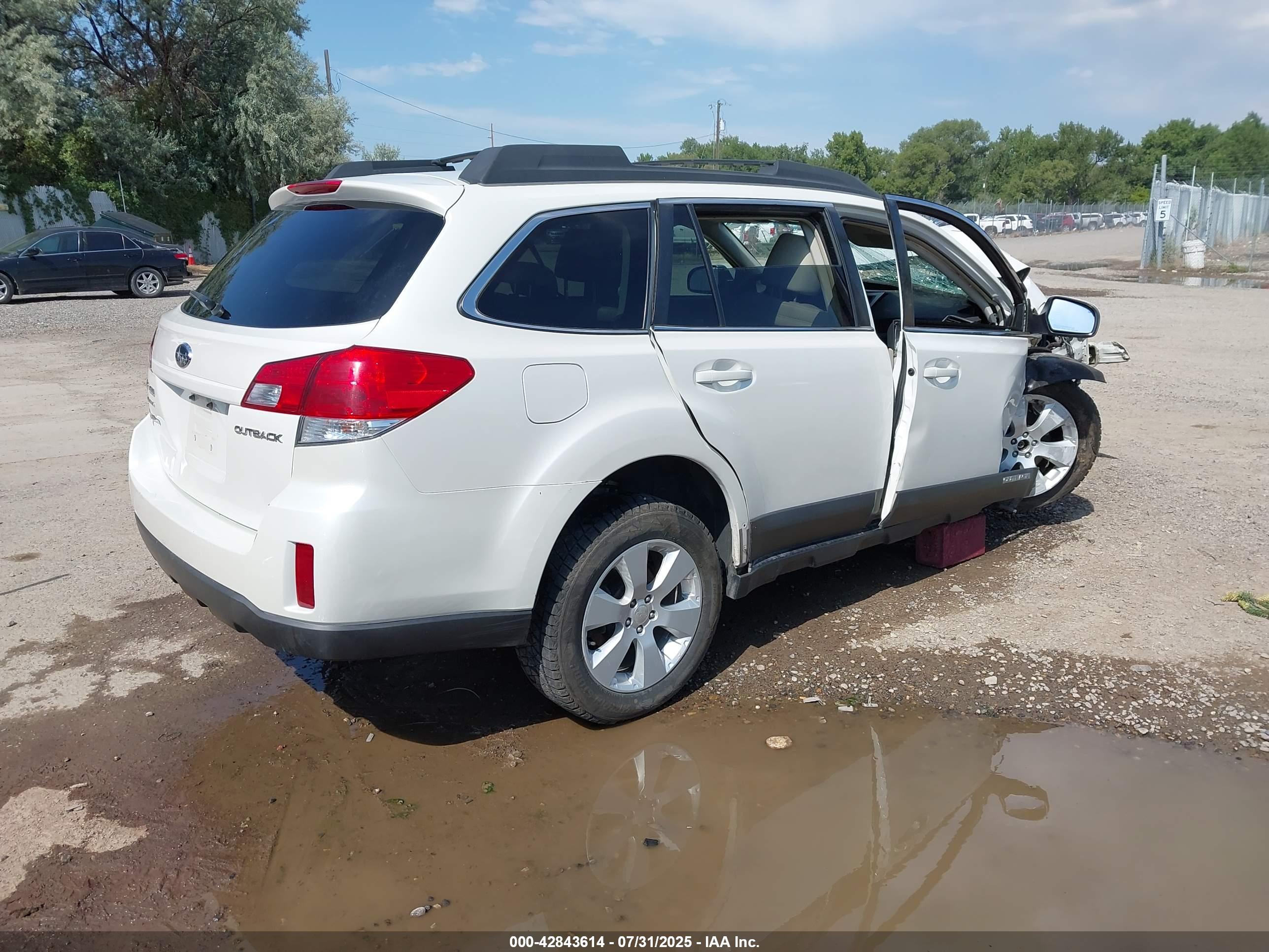 SUBARU OUTBACK image 4