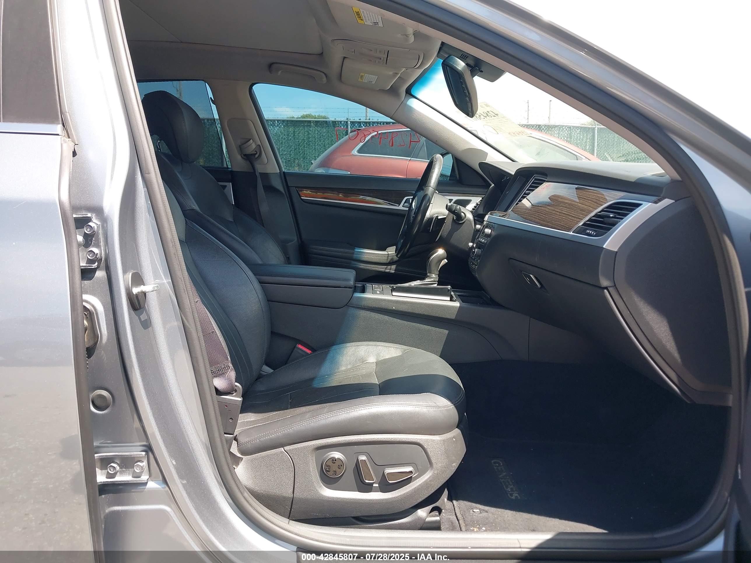 HYUNDAI GENESIS image 5