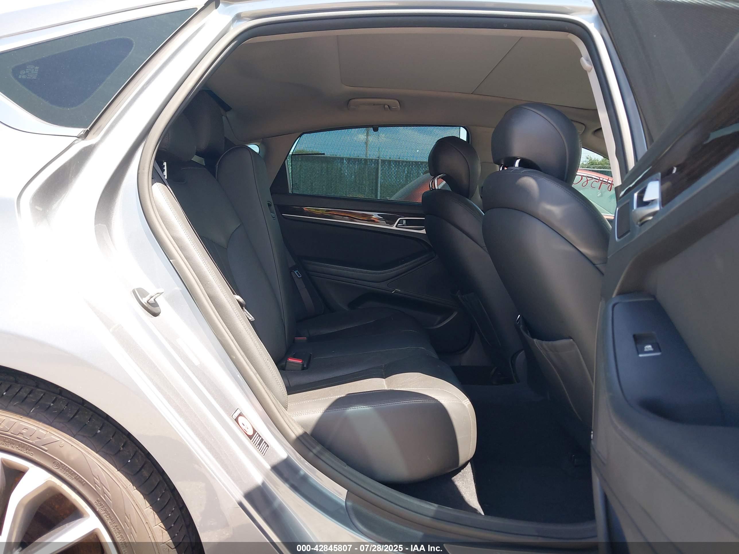 HYUNDAI GENESIS image 8