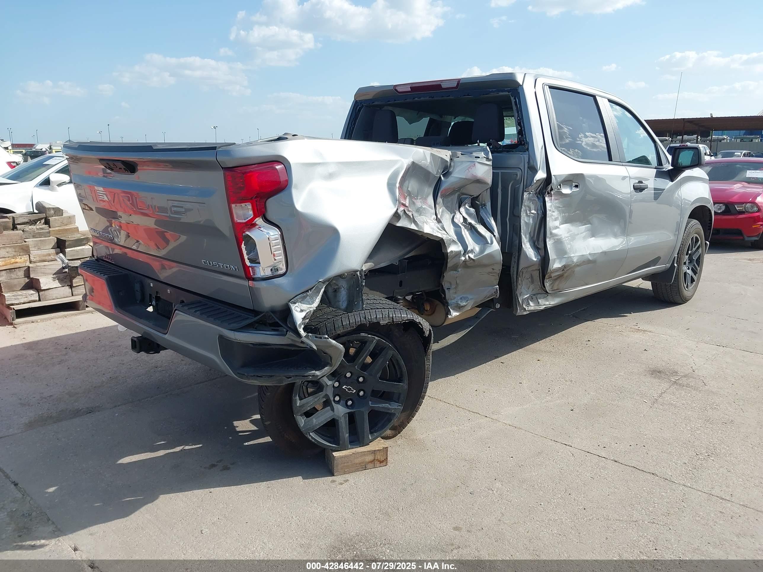 CHEVROLET SILVERADO image 4