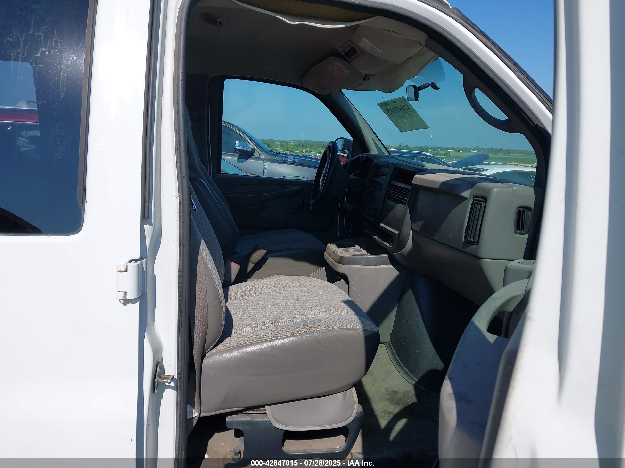 CHEVROLET EXPRESS image 5
