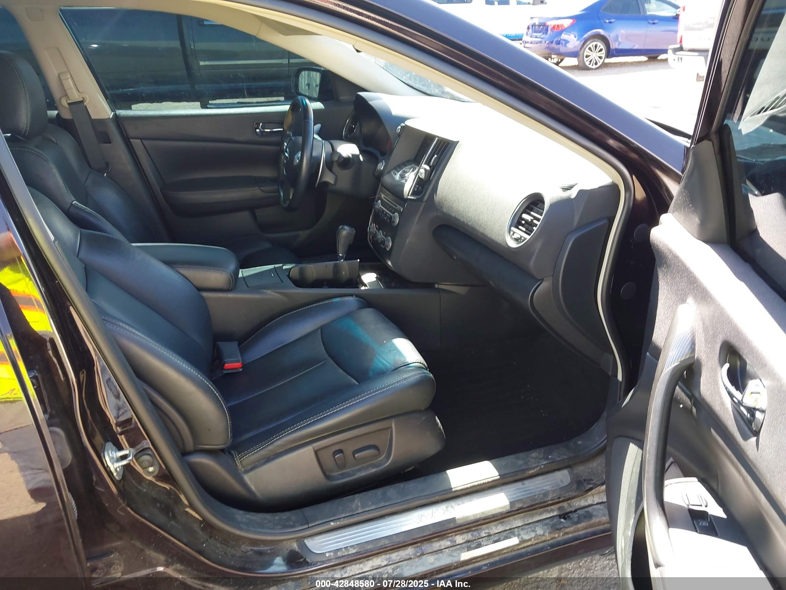 NISSAN MAXIMA image 5