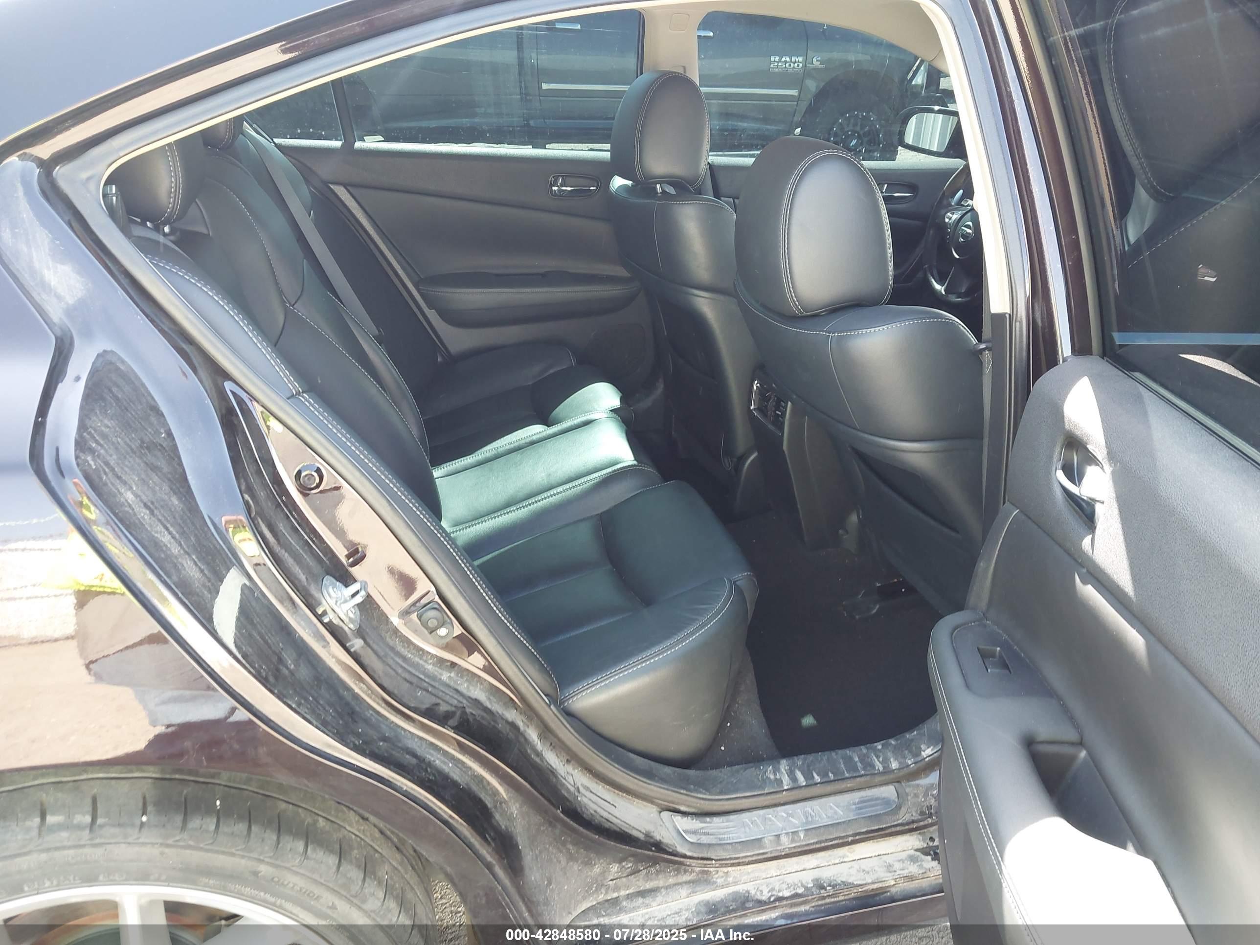 NISSAN MAXIMA image 8