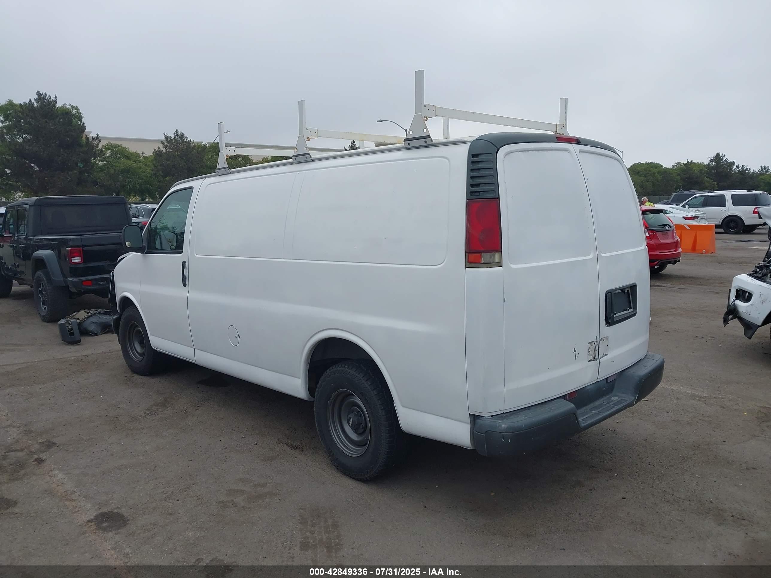 CHEVROLET EXPRESS image 3
