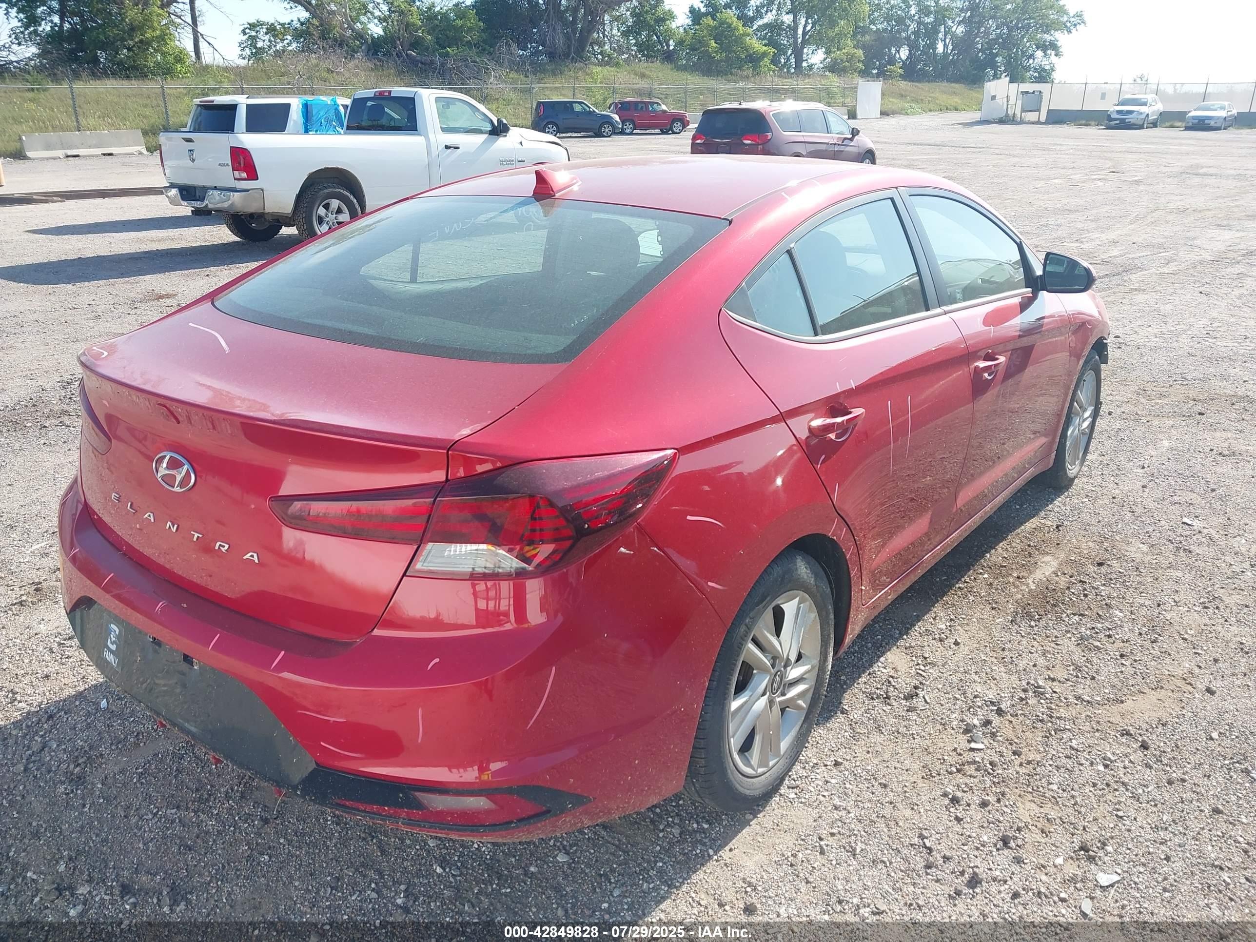 HYUNDAI ELANTRA image 4