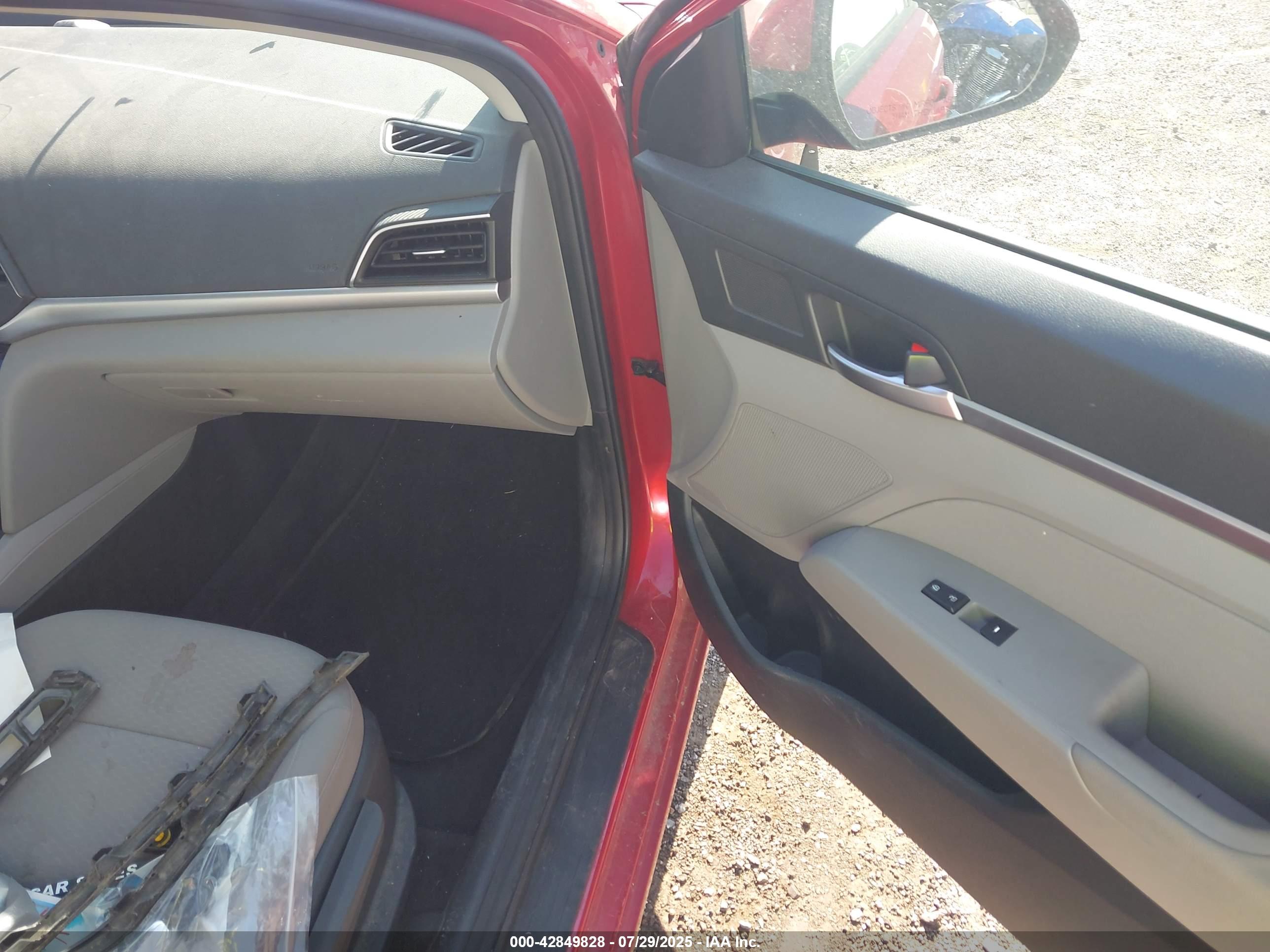 HYUNDAI ELANTRA image 5