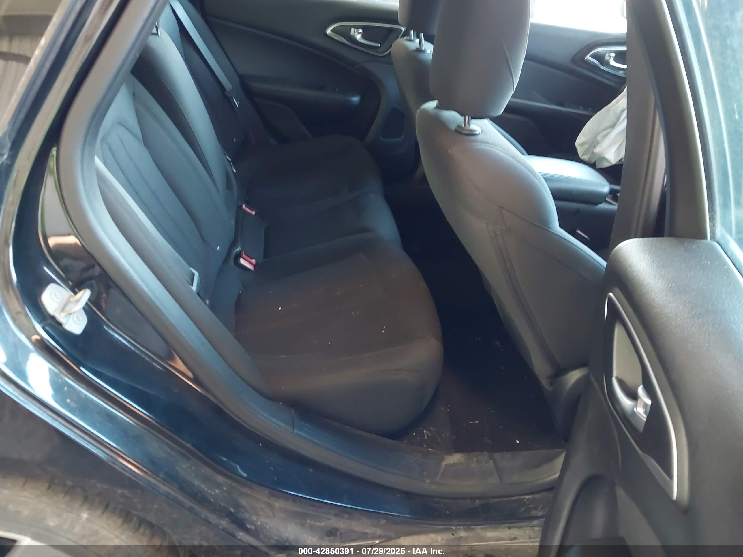CHRYSLER 200 image 8