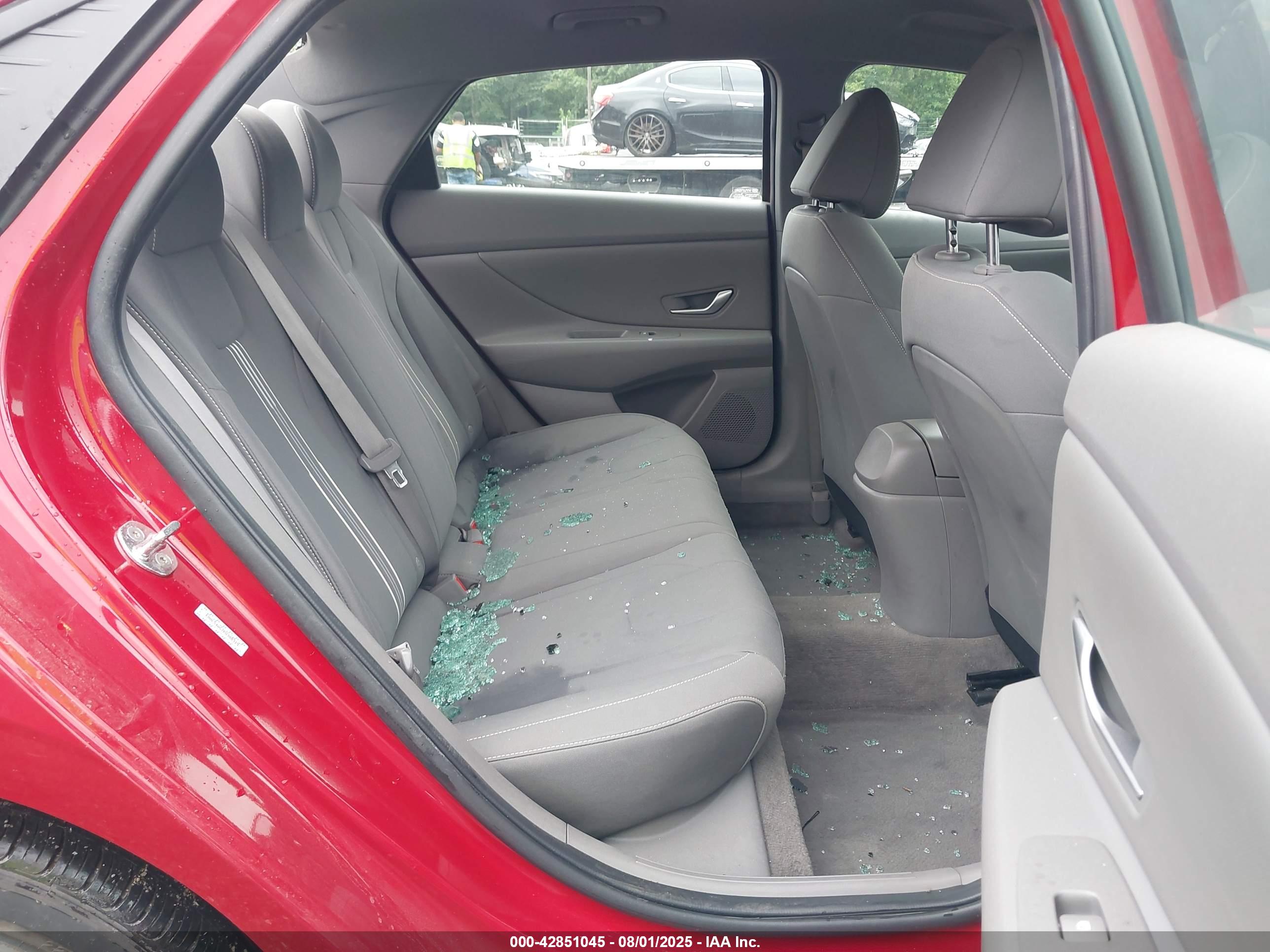 HYUNDAI ELANTRA image 8