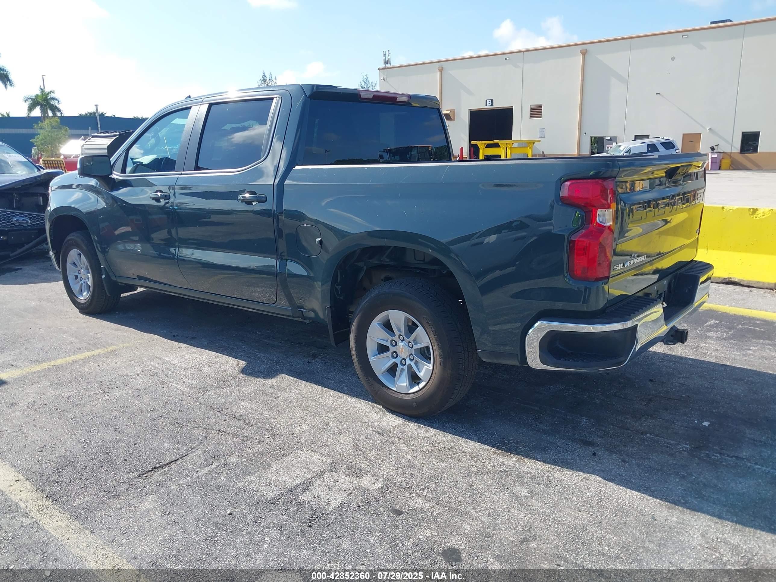 CHEVROLET SILVERADO image 3